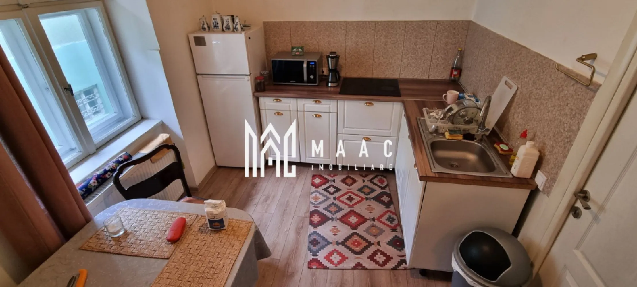 Apartament 3 camere I 100 mpu I Decomandat I Centrul Vechi - MAAC Imobiliare vă oferă spre achiziție un apartament generos, situat la etajul 1 al unei clădiri din zona centrală a Sibiului, pe Strada Tipografilor. Cu o suprafață utilă de aproximativ 100 mp, această locuință decomandată se remarcă prin compartimentarea eficientă și prin atmosfera primitoare. 

Apartamentul este alcătuit dintr-un living confortabil, două dormitoare luminoase, o bucătărie închisă, baie cu geam pentru ventilație naturală, dressing și antreu spațios. De la ferestrele sale, veți putea admira priveliștea fermecătoare spre Strada Tipografilor și Strada Cetății, contribuind la farmecul său urban. 

Construcția solidă, cu placa de bază din beton, asigură durabilitate și confort, iar una dintre camere se află deasupra unui pasaj, oferind un plus de unicitate. Acoperișul este în stare foarte bună, fără infiltrații de apă, iar tâmplăria din lemn cu geamuri duble păstrează eleganța stilului original al clădirii. 

Pentru încălzire, apartamentul este dotat cu centrală pe gaz și calorifere, asigurând confort termic optim. Proprietatea se prezintă într-o stare foarte bună și este pregătită pentru locuit, oferind oportunitatea perfectă pentru cei care își doresc un cămin în centrul istoric al Sibiului. 

Dacă această locuință vă stârnește interesul, nu ezitați să ne contactați pentru mai multe detalii sau pentru o vizionare, specificând ID CP2555654!