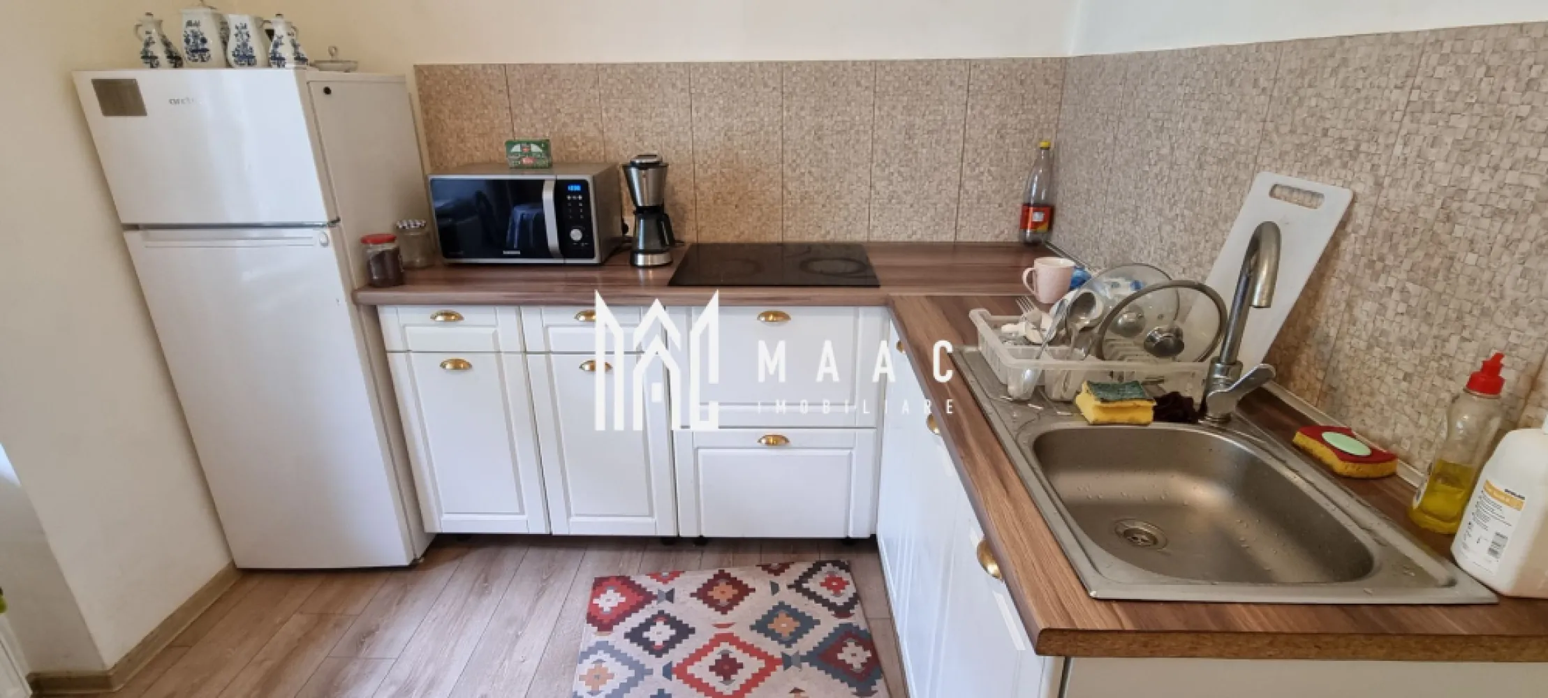 Apartament 3 camere I 100 mpu I Decomandat I Centrul Vechi - MAAC Imobiliare vă oferă spre achiziție un apartament generos, situat la etajul 1 al unei clădiri din zona centrală a Sibiului, pe Strada Tipografilor. Cu o suprafață utilă de aproximativ 100 mp, această locuință decomandată se remarcă prin compartimentarea eficientă și prin atmosfera primitoare. 

Apartamentul este alcătuit dintr-un living confortabil, două dormitoare luminoase, o bucătărie închisă, baie cu geam pentru ventilație naturală, dressing și antreu spațios. De la ferestrele sale, veți putea admira priveliștea fermecătoare spre Strada Tipografilor și Strada Cetății, contribuind la farmecul său urban. 

Construcția solidă, cu placa de bază din beton, asigură durabilitate și confort, iar una dintre camere se află deasupra unui pasaj, oferind un plus de unicitate. Acoperișul este în stare foarte bună, fără infiltrații de apă, iar tâmplăria din lemn cu geamuri duble păstrează eleganța stilului original al clădirii. 

Pentru încălzire, apartamentul este dotat cu centrală pe gaz și calorifere, asigurând confort termic optim. Proprietatea se prezintă într-o stare foarte bună și este pregătită pentru locuit, oferind oportunitatea perfectă pentru cei care își doresc un cămin în centrul istoric al Sibiului. 

Dacă această locuință vă stârnește interesul, nu ezitați să ne contactați pentru mai multe detalii sau pentru o vizionare, specificând ID CP2555654!