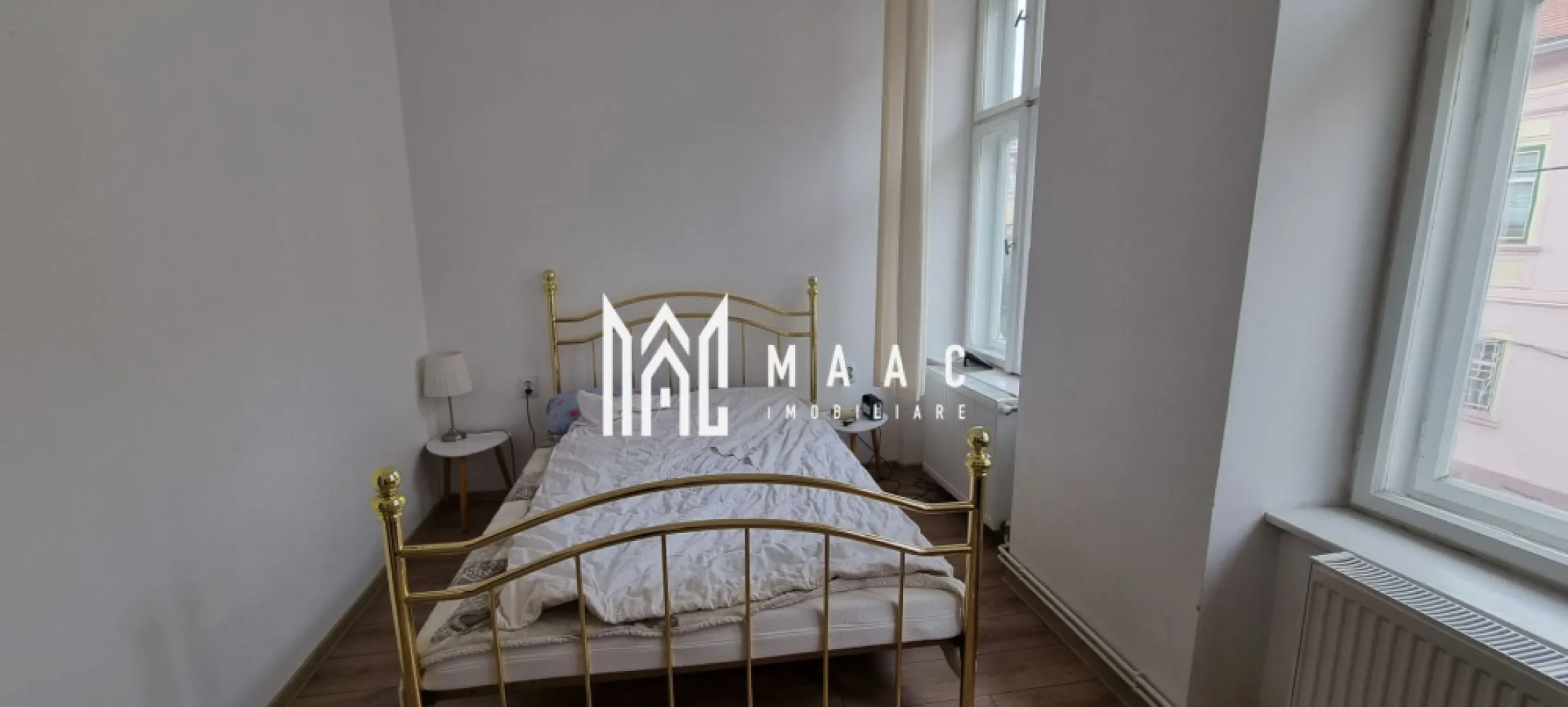 Apartament 3 camere I 100 mpu I Decomandat I Centrul Vechi - MAAC Imobiliare vă oferă spre achiziție un apartament generos, situat la etajul 1 al unei clădiri din zona centrală a Sibiului, pe Strada Tipografilor. Cu o suprafață utilă de aproximativ 100 mp, această locuință decomandată se remarcă prin compartimentarea eficientă și prin atmosfera primitoare. 

Apartamentul este alcătuit dintr-un living confortabil, două dormitoare luminoase, o bucătărie închisă, baie cu geam pentru ventilație naturală, dressing și antreu spațios. De la ferestrele sale, veți putea admira priveliștea fermecătoare spre Strada Tipografilor și Strada Cetății, contribuind la farmecul său urban. 

Construcția solidă, cu placa de bază din beton, asigură durabilitate și confort, iar una dintre camere se află deasupra unui pasaj, oferind un plus de unicitate. Acoperișul este în stare foarte bună, fără infiltrații de apă, iar tâmplăria din lemn cu geamuri duble păstrează eleganța stilului original al clădirii. 

Pentru încălzire, apartamentul este dotat cu centrală pe gaz și calorifere, asigurând confort termic optim. Proprietatea se prezintă într-o stare foarte bună și este pregătită pentru locuit, oferind oportunitatea perfectă pentru cei care își doresc un cămin în centrul istoric al Sibiului. 

Dacă această locuință vă stârnește interesul, nu ezitați să ne contactați pentru mai multe detalii sau pentru o vizionare, specificând ID CP2555654!