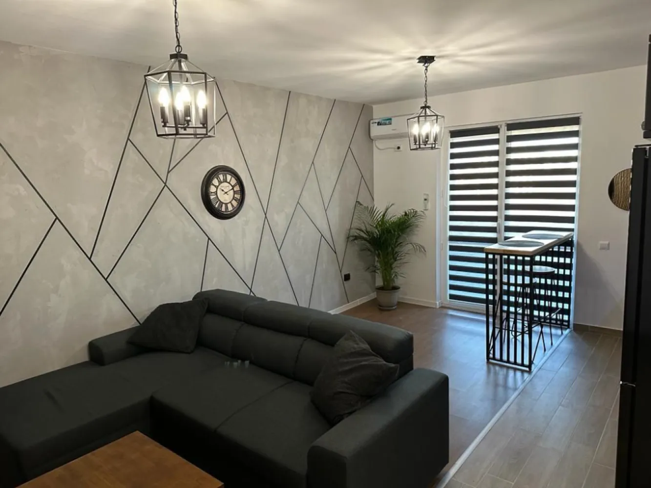 Apartament 2 camere mobilat Militari - posibilitate parcare - **COMISION 0%**

Vă prezentăm un apartament cu 2 camere, situat în cartierul Militari, pe Drumul Ciorogarla nr. 371, într-o zonă accesibilă și bine dezvoltată.

Locuința este amplasată la etajul 2 din 4 cu lift, oferind un echilibru ideal între confort și accesibilitate. Compartimentarea este practică, fiind potrivită atât pentru un cuplu, cât și pentru investiție.

Detalii proprietate:

* Apartament cu 2 camere
* Etaj 2 din 4
* Locație: Drumul Ciorogarla nr. 371
* Compartimentare eficientă

Avantaje:

* Amplasare într-o zonă cu acces rapid la magazine, supermarketuri și alte facilități
* Apropiere de mijloacele de transport în comun
* Loc de parcare privat, oferind un plus de confort și siguranță
* Zonă în continuă dezvoltare, cu potențial bun pentru investiție

Apartamentul reprezintă o alegere practică pentru cei care caută o locuință bine poziționată, într-un cartier cu acces facil la toate punctele de interes.

Pentru mai multe detalii sau programarea unei vizionări, vă stăm la dispoziție.