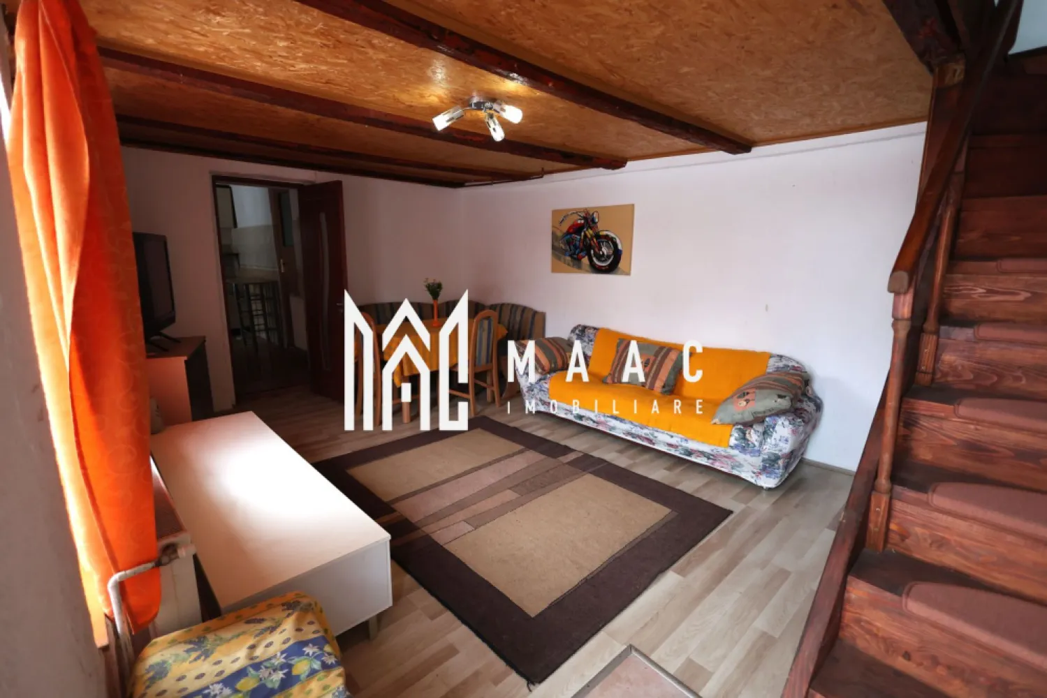 Casa 4 camere I Teren 550 mp I Garaj I Zona Trei Stejari - MAAC IMOBILIARE supune atentiei dumneavoastra o casa tip duplex, situata pe un teren de 550mp, in zona Trei Stejari. Proprietatea, cu regim de inaltime S+P+E+P, are in componenta: - parter (72mpu) - living, hol de acces, bucatarie inchisa cu debara, baie (dus, cada, terasa - 8 mp, casa scarii (aici este amenajat si un dressing); - etaj - 2 dormitoare spatioase, baie (geam de aerisire, cada), balcon, acces la podul inalt (5m la coama si 66mp) - demisol (49mp) - pivnita, camera tehnica (centrala pe lemn/peleti, centrala pe gaz, boiler termo-electric, alimentare curent trifazic, instalatii apa, etc), bucatarie, grup sanitar de serviciu, scara interioara. Curtea este generoasa, cu acces auto, garaj. Este pavata si sunt prevazute cablari pentru automatizarea portii si videointerfon. Tot aici exista si o anexa (fost atelier) in care este amenajat un apartament micut pentru oaspeti (cca 50mp) - living, dormitor, bucatarie, baie cu geam de aerisire si cada. Proprietatea are, in spate, zone verzi destinate relaxarii, pomi fructiferi, bolta de vita de vie, zona de barbeque, etc. Casa este bine intretinuta, cu structura solida, decomandata, eficient organizata si cu posibilitati multiple de recompartimentare, extindere, etc. Necesita lucrari de modernizare. Disponibila imediat. Zona -Trei Stejari- este selecta, linistita, cu excelent potential imobiliar. Pentru mai multe detalii precizati telefonic ca ati vazut anuntul cu ID: CP2878462 }}