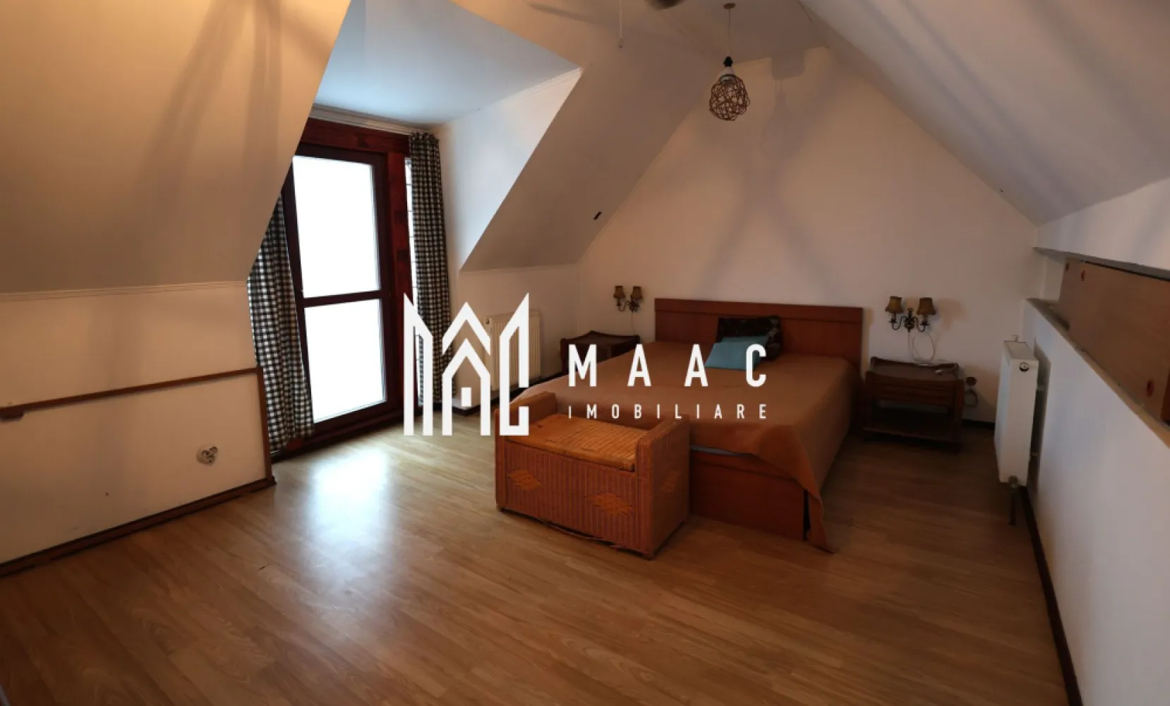 Casa 4 camere I Teren 550 mp I Garaj I Zona Trei Stejari - MAAC IMOBILIARE supune atentiei dumneavoastra o casa tip duplex, situata pe un teren de 550mp, in zona Trei Stejari. Proprietatea, cu regim de inaltime S+P+E+P, are in componenta: - parter (72mpu) - living, hol de acces, bucatarie inchisa cu debara, baie (dus, cada, terasa - 8 mp, casa scarii (aici este amenajat si un dressing); - etaj - 2 dormitoare spatioase, baie (geam de aerisire, cada), balcon, acces la podul inalt (5m la coama si 66mp) - demisol (49mp) - pivnita, camera tehnica (centrala pe lemn/peleti, centrala pe gaz, boiler termo-electric, alimentare curent trifazic, instalatii apa, etc), bucatarie, grup sanitar de serviciu, scara interioara. Curtea este generoasa, cu acces auto, garaj. Este pavata si sunt prevazute cablari pentru automatizarea portii si videointerfon. Tot aici exista si o anexa (fost atelier) in care este amenajat un apartament micut pentru oaspeti (cca 50mp) - living, dormitor, bucatarie, baie cu geam de aerisire si cada. Proprietatea are, in spate, zone verzi destinate relaxarii, pomi fructiferi, bolta de vita de vie, zona de barbeque, etc. Casa este bine intretinuta, cu structura solida, decomandata, eficient organizata si cu posibilitati multiple de recompartimentare, extindere, etc. Necesita lucrari de modernizare. Disponibila imediat. Zona -Trei Stejari- este selecta, linistita, cu excelent potential imobiliar. Pentru mai multe detalii precizati telefonic ca ati vazut anuntul cu ID: CP2878462 }}