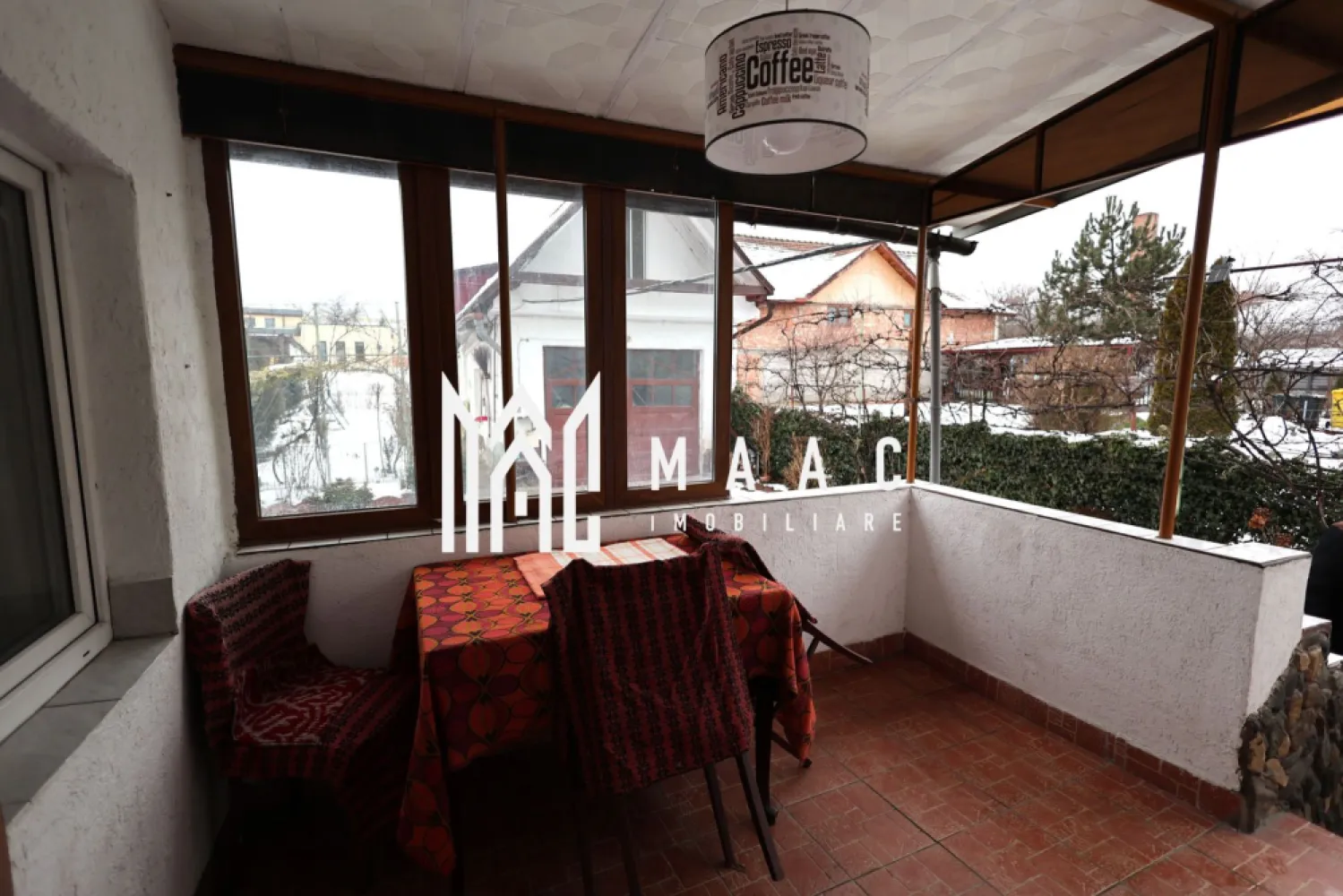 Casa 4 camere I Teren 550 mp I Garaj I Zona Trei Stejari - MAAC IMOBILIARE supune atentiei dumneavoastra o casa tip duplex, situata pe un teren de 550mp, in zona Trei Stejari. Proprietatea, cu regim de inaltime S+P+E+P, are in componenta: - parter (72mpu) - living, hol de acces, bucatarie inchisa cu debara, baie (dus, cada, terasa - 8 mp, casa scarii (aici este amenajat si un dressing); - etaj - 2 dormitoare spatioase, baie (geam de aerisire, cada), balcon, acces la podul inalt (5m la coama si 66mp) - demisol (49mp) - pivnita, camera tehnica (centrala pe lemn/peleti, centrala pe gaz, boiler termo-electric, alimentare curent trifazic, instalatii apa, etc), bucatarie, grup sanitar de serviciu, scara interioara. Curtea este generoasa, cu acces auto, garaj. Este pavata si sunt prevazute cablari pentru automatizarea portii si videointerfon. Tot aici exista si o anexa (fost atelier) in care este amenajat un apartament micut pentru oaspeti (cca 50mp) - living, dormitor, bucatarie, baie cu geam de aerisire si cada. Proprietatea are, in spate, zone verzi destinate relaxarii, pomi fructiferi, bolta de vita de vie, zona de barbeque, etc. Casa este bine intretinuta, cu structura solida, decomandata, eficient organizata si cu posibilitati multiple de recompartimentare, extindere, etc. Necesita lucrari de modernizare. Disponibila imediat. Zona -Trei Stejari- este selecta, linistita, cu excelent potential imobiliar. Pentru mai multe detalii precizati telefonic ca ati vazut anuntul cu ID: CP2878462 }}