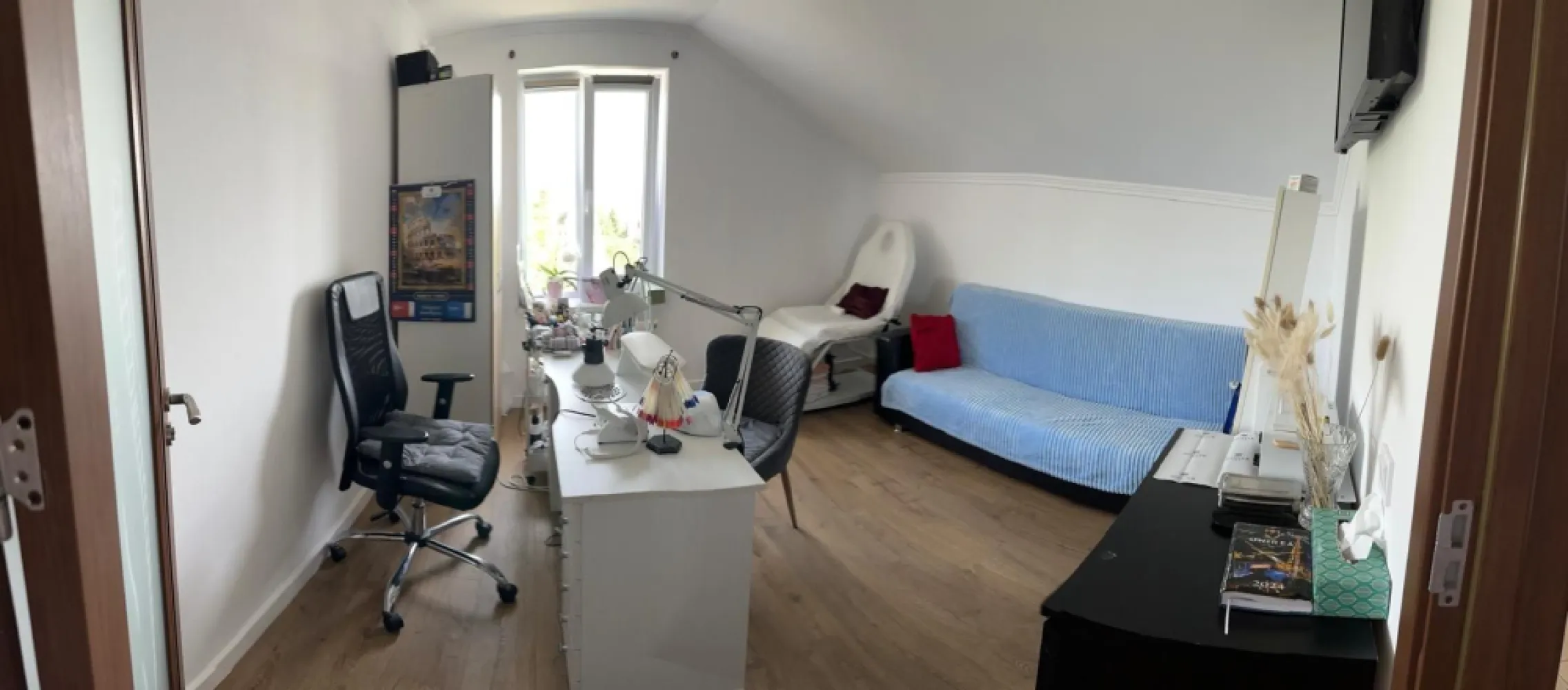 Ag BRASADAS vinde ap 3 cam etaj 2/2 Miroslava 71mp. - Agenția BRASADAS vinde apartament cu 3 camere, având suprafata utila de 71mp. în Miroslava, la 200metri de primarie si de Family Market.
Apartamentul se afla in cadrul unui bloculet tip vila, cu 2 etaje si un numar total de 6 apartamente, fiind pozitionat la etajul 2.
Ca bonus:
-Pod deasupra si scara interioara pentru spatiu depozitare.
-Beci, aferent fiecarui apartament
-Curte interioara
-Parcare
-Terasă 
-Foișor 
Consturictia este finalizata in 2014.
Apartamentul se preda parțial mobilat.
Dotat cu centrala termica, aer conditionat, renovat 2021.
Se accepta si plata prin credit !

Pentru mai multe oferte accesați www.brasadas.com.