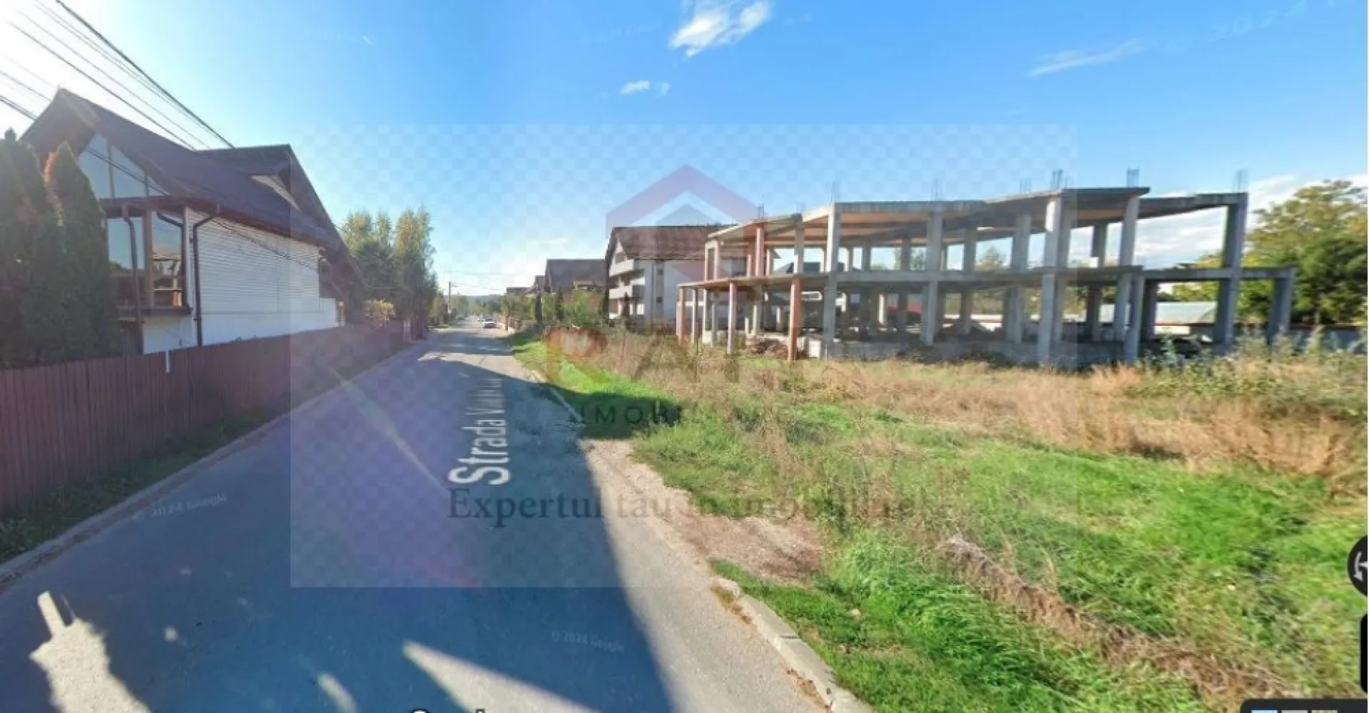 Constructie structura beton armat 810 MPC Curtea de Arges - Oportunitate Strategică de Investiție: Complex Turistic & Evenimente în Nordul orașului Curtea de Argeș
Vă prezentăm o proprietate rară prin dimensiuni și potențial, situată în zona de Nord a orașului Curtea de Argeș – poarta de intrare către Transfăgărășan. Această construcție masivă a fost proiectată special pentru a deveni un punct de referință în industria ospitalității locale.

 Valoare Imobiliară Certă
Investiția este securizată de valoarea intrinsecă a terenului. Într-o zonă unde prețul pieței pentru terenuri este de 120 EUR/mp, cei 1500 mp ai proprietății reprezintă deja o bază solidă de 180.000 EUR. Diferența de preț acoperă o construcție de anvergură, realizată la standarde de rezistență ridicate, pe care astăzi ar fi aproape imposibil să o ridici cu același buget.

Configurație Ideală pentru Business:
Parter: Sală de Evenimente / Restaurant. Spațiu generos, open-space, ideal pentru nunți, botezuri sau evenimente corporative, o nișă extrem de profitabilă în zonă.

Demisol Funcțional (60 mp): Un spațiu versatil ce poate servi drept bucătărie profesională (cu fluxuri tehnologice separate), depozit logistic sau, datorită structurii solide, poate fi utilizat ca buncăr/adăpost de siguranță.

Capacitate de Cazare (20 Camere): Structura permite gestionarea unui flux mare de turiști, fiind ideală pentru grupuri organizate care vizitează monumentele istorice sau pornesc spre munți.

Avantaj Competitiv: Autorizație de Mansardare Valabilă
Unul dintre cele mai mari avantaje este aspectul birocratic: proprietatea deține o autorizație de construire încă valabilă pentru mansardare. Acest lucru vă permite să extindeți imediat numărul de unități de cazare sau să creați un penthouse exclusivist, fără a mai trece prin procesul anevoios și costisitor de avizare.

De ce să investești aici?
Locație Premium: Zona de Nord este cea mai căutată din punct de vedere turistic și rezidențial în Curtea de Argeș.

Economie de Timp: Structura este la gri/roșu, permițându-vă să alegeți finisajele specifice brandului dumneavoastră fără a pierde 2 ani cu ridicarea construcției de la zero.

Versatilitate: Poate funcționa ca pensiune, centru de recuperare, sediu de clinică sau hotel boutique.
- Prețul materialelor de construcție a crescut cu 40-60% în ultimii ani, deci o construcție „la roșu/gri” este acum un activ extrem de valoros.
 - În contextul actual, spațiul de la demisol cu destinație de buncăr/adăpost este un argument de siguranță care atrage atenția și adaugă valoare psihologică proprietății.
 - Orașul este în plină dezvoltare turistică (autostrada Sibiu-Pitești va aduce un flux masiv de clienți în zonă).
 - Autorizație de construire valabilă pentru extindere mansarda/acoperis.