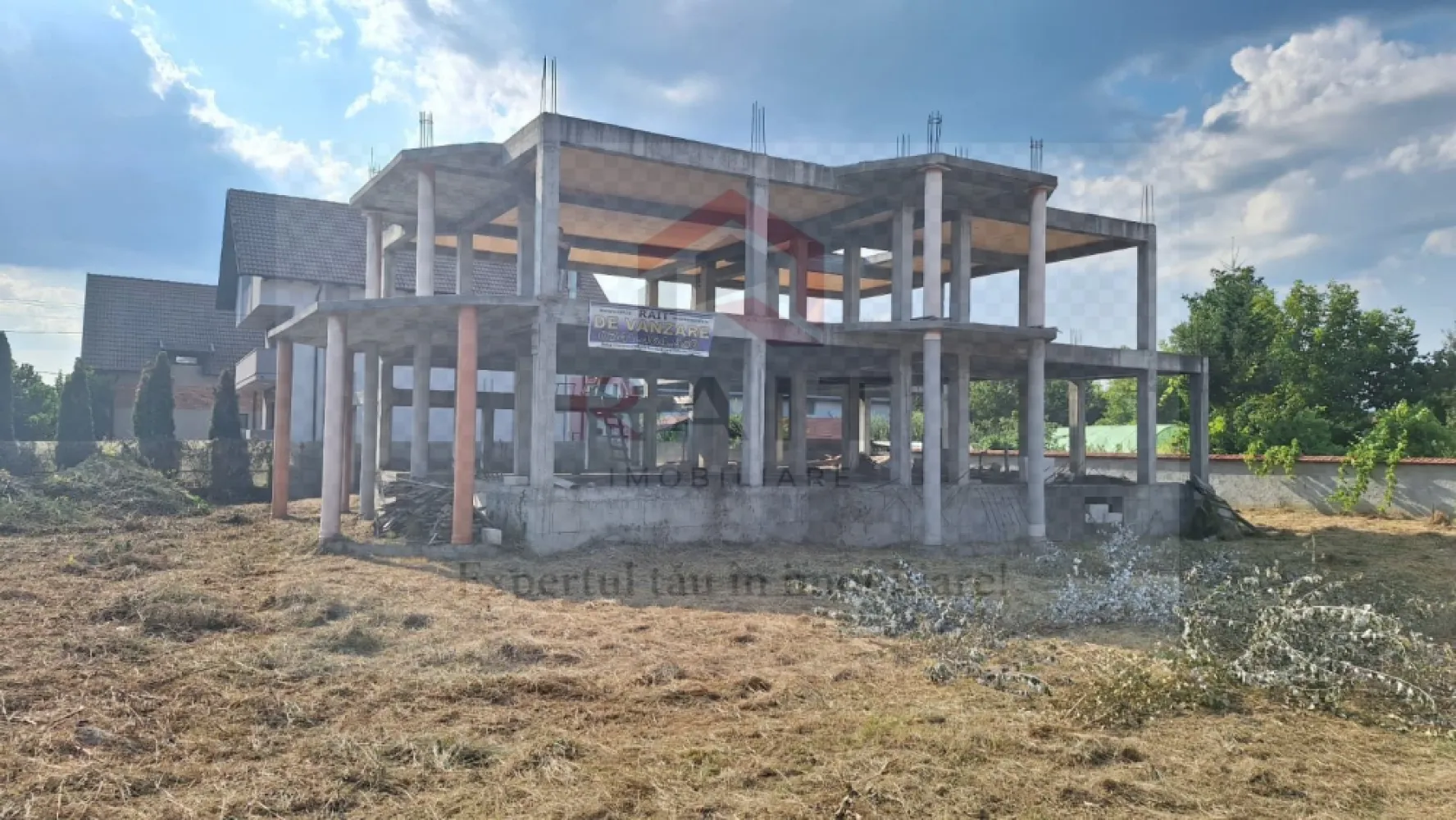 Constructie structura beton armat 810 MPC Curtea de Arges - Oportunitate Strategică de Investiție: Complex Turistic & Evenimente în Nordul orașului Curtea de Argeș
Vă prezentăm o proprietate rară prin dimensiuni și potențial, situată în zona de Nord a orașului Curtea de Argeș – poarta de intrare către Transfăgărășan. Această construcție masivă a fost proiectată special pentru a deveni un punct de referință în industria ospitalității locale.

 Valoare Imobiliară Certă
Investiția este securizată de valoarea intrinsecă a terenului. Într-o zonă unde prețul pieței pentru terenuri este de 120 EUR/mp, cei 1500 mp ai proprietății reprezintă deja o bază solidă de 180.000 EUR. Diferența de preț acoperă o construcție de anvergură, realizată la standarde de rezistență ridicate, pe care astăzi ar fi aproape imposibil să o ridici cu același buget.

Configurație Ideală pentru Business:
Parter: Sală de Evenimente / Restaurant. Spațiu generos, open-space, ideal pentru nunți, botezuri sau evenimente corporative, o nișă extrem de profitabilă în zonă.

Demisol Funcțional (60 mp): Un spațiu versatil ce poate servi drept bucătărie profesională (cu fluxuri tehnologice separate), depozit logistic sau, datorită structurii solide, poate fi utilizat ca buncăr/adăpost de siguranță.

Capacitate de Cazare (20 Camere): Structura permite gestionarea unui flux mare de turiști, fiind ideală pentru grupuri organizate care vizitează monumentele istorice sau pornesc spre munți.

Avantaj Competitiv: Autorizație de Mansardare Valabilă
Unul dintre cele mai mari avantaje este aspectul birocratic: proprietatea deține o autorizație de construire încă valabilă pentru mansardare. Acest lucru vă permite să extindeți imediat numărul de unități de cazare sau să creați un penthouse exclusivist, fără a mai trece prin procesul anevoios și costisitor de avizare.

De ce să investești aici?
Locație Premium: Zona de Nord este cea mai căutată din punct de vedere turistic și rezidențial în Curtea de Argeș.

Economie de Timp: Structura este la gri/roșu, permițându-vă să alegeți finisajele specifice brandului dumneavoastră fără a pierde 2 ani cu ridicarea construcției de la zero.

Versatilitate: Poate funcționa ca pensiune, centru de recuperare, sediu de clinică sau hotel boutique.
- Prețul materialelor de construcție a crescut cu 40-60% în ultimii ani, deci o construcție „la roșu/gri” este acum un activ extrem de valoros.
 - În contextul actual, spațiul de la demisol cu destinație de buncăr/adăpost este un argument de siguranță care atrage atenția și adaugă valoare psihologică proprietății.
 - Orașul este în plină dezvoltare turistică (autostrada Sibiu-Pitești va aduce un flux masiv de clienți în zonă).
 - Autorizație de construire valabilă pentru extindere mansarda/acoperis.
