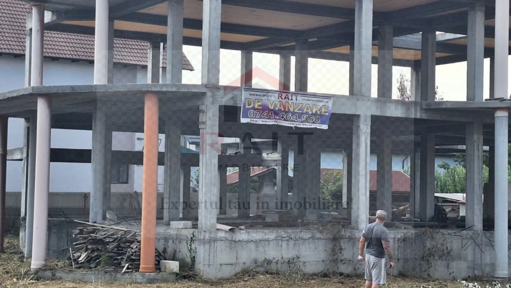 Constructie structura beton armat 810 MPC Curtea de Arges - Oportunitate Strategică de Investiție: Complex Turistic & Evenimente în Nordul orașului Curtea de Argeș
Vă prezentăm o proprietate rară prin dimensiuni și potențial, situată în zona de Nord a orașului Curtea de Argeș – poarta de intrare către Transfăgărășan. Această construcție masivă a fost proiectată special pentru a deveni un punct de referință în industria ospitalității locale.

 Valoare Imobiliară Certă
Investiția este securizată de valoarea intrinsecă a terenului. Într-o zonă unde prețul pieței pentru terenuri este de 120 EUR/mp, cei 1500 mp ai proprietății reprezintă deja o bază solidă de 180.000 EUR. Diferența de preț acoperă o construcție de anvergură, realizată la standarde de rezistență ridicate, pe care astăzi ar fi aproape imposibil să o ridici cu același buget.

Configurație Ideală pentru Business:
Parter: Sală de Evenimente / Restaurant. Spațiu generos, open-space, ideal pentru nunți, botezuri sau evenimente corporative, o nișă extrem de profitabilă în zonă.

Demisol Funcțional (60 mp): Un spațiu versatil ce poate servi drept bucătărie profesională (cu fluxuri tehnologice separate), depozit logistic sau, datorită structurii solide, poate fi utilizat ca buncăr/adăpost de siguranță.

Capacitate de Cazare (20 Camere): Structura permite gestionarea unui flux mare de turiști, fiind ideală pentru grupuri organizate care vizitează monumentele istorice sau pornesc spre munți.

Avantaj Competitiv: Autorizație de Mansardare Valabilă
Unul dintre cele mai mari avantaje este aspectul birocratic: proprietatea deține o autorizație de construire încă valabilă pentru mansardare. Acest lucru vă permite să extindeți imediat numărul de unități de cazare sau să creați un penthouse exclusivist, fără a mai trece prin procesul anevoios și costisitor de avizare.

De ce să investești aici?
Locație Premium: Zona de Nord este cea mai căutată din punct de vedere turistic și rezidențial în Curtea de Argeș.

Economie de Timp: Structura este la gri/roșu, permițându-vă să alegeți finisajele specifice brandului dumneavoastră fără a pierde 2 ani cu ridicarea construcției de la zero.

Versatilitate: Poate funcționa ca pensiune, centru de recuperare, sediu de clinică sau hotel boutique.
- Prețul materialelor de construcție a crescut cu 40-60% în ultimii ani, deci o construcție „la roșu/gri” este acum un activ extrem de valoros.
 - În contextul actual, spațiul de la demisol cu destinație de buncăr/adăpost este un argument de siguranță care atrage atenția și adaugă valoare psihologică proprietății.
 - Orașul este în plină dezvoltare turistică (autostrada Sibiu-Pitești va aduce un flux masiv de clienți în zonă).
 - Autorizație de construire valabilă pentru extindere mansarda/acoperis.
