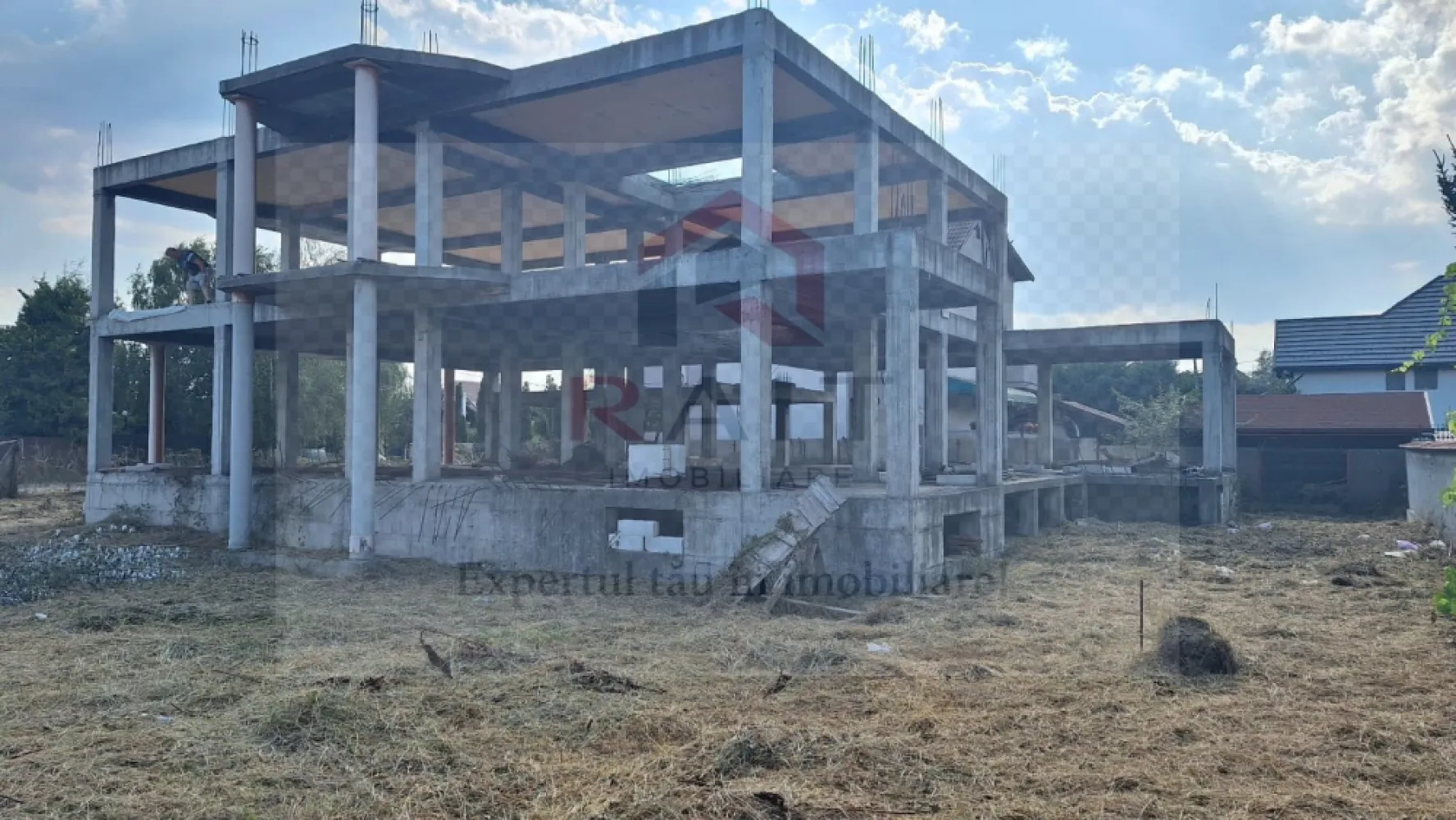Constructie structura beton armat 810 MPC Curtea de Arges - Oportunitate Strategică de Investiție: Complex Turistic & Evenimente în Nordul orașului Curtea de Argeș
Vă prezentăm o proprietate rară prin dimensiuni și potențial, situată în zona de Nord a orașului Curtea de Argeș – poarta de intrare către Transfăgărășan. Această construcție masivă a fost proiectată special pentru a deveni un punct de referință în industria ospitalității locale.

 Valoare Imobiliară Certă
Investiția este securizată de valoarea intrinsecă a terenului. Într-o zonă unde prețul pieței pentru terenuri este de 120 EUR/mp, cei 1500 mp ai proprietății reprezintă deja o bază solidă de 180.000 EUR. Diferența de preț acoperă o construcție de anvergură, realizată la standarde de rezistență ridicate, pe care astăzi ar fi aproape imposibil să o ridici cu același buget.

Configurație Ideală pentru Business:
Parter: Sală de Evenimente / Restaurant. Spațiu generos, open-space, ideal pentru nunți, botezuri sau evenimente corporative, o nișă extrem de profitabilă în zonă.

Demisol Funcțional (60 mp): Un spațiu versatil ce poate servi drept bucătărie profesională (cu fluxuri tehnologice separate), depozit logistic sau, datorită structurii solide, poate fi utilizat ca buncăr/adăpost de siguranță.

Capacitate de Cazare (20 Camere): Structura permite gestionarea unui flux mare de turiști, fiind ideală pentru grupuri organizate care vizitează monumentele istorice sau pornesc spre munți.

Avantaj Competitiv: Autorizație de Mansardare Valabilă
Unul dintre cele mai mari avantaje este aspectul birocratic: proprietatea deține o autorizație de construire încă valabilă pentru mansardare. Acest lucru vă permite să extindeți imediat numărul de unități de cazare sau să creați un penthouse exclusivist, fără a mai trece prin procesul anevoios și costisitor de avizare.

De ce să investești aici?
Locație Premium: Zona de Nord este cea mai căutată din punct de vedere turistic și rezidențial în Curtea de Argeș.

Economie de Timp: Structura este la gri/roșu, permițându-vă să alegeți finisajele specifice brandului dumneavoastră fără a pierde 2 ani cu ridicarea construcției de la zero.

Versatilitate: Poate funcționa ca pensiune, centru de recuperare, sediu de clinică sau hotel boutique.
- Prețul materialelor de construcție a crescut cu 40-60% în ultimii ani, deci o construcție „la roșu/gri” este acum un activ extrem de valoros.
 - În contextul actual, spațiul de la demisol cu destinație de buncăr/adăpost este un argument de siguranță care atrage atenția și adaugă valoare psihologică proprietății.
 - Orașul este în plină dezvoltare turistică (autostrada Sibiu-Pitești va aduce un flux masiv de clienți în zonă).
 - Autorizație de construire valabilă pentru extindere mansarda/acoperis.