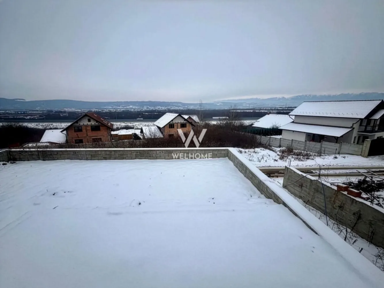 Casă individuală pe un nivel cu vedere panoramică spre munte - Va propunem spre vânzare o locuință individuală amplasată într-o zonă selectă și liniștită, unde natura și confortul se îmbină perfect. Proprietatea se remarcă prin priveliștea deschisă către munte, intimitatea oferită și spațiul generos, fiind ideală pentru o familie care își dorește un stil de viață relaxat, departe de agitația urbană. Casa are o suprafață utilă de 137,9 mp, cu o suprafață construită desfășurată de 190 mp, fiind amplasată pe un teren de 546 mp. Terasa spațioasă, cu o suprafață de 31,7 mp, oferă cadrul perfect pentru momente de relaxare sau petrecerea timpului în aer liber. Imobilul este dispus pe parter, având placă peste nivel, ceea ce permite amenajarea unei mansarde în funcție de nevoile viitorilor proprietari. Compartimentarea este eficient gândită și oferă: • 3 dormitoare, dintre care unul matrimonial, cu baie proprie • Living generos, cu ieșire directă pe terasă • Bucătărie separată, cu acces către camară / spațiu tehnic • Inca 2 bai • Spații de depozitare • Acces către pod, ideal pentru viitoare extinderi Printre principalele avantaje ale proprietății se numără: • locuință pe un singur nivel, ușor de utilizat • terasă mare și curte generoasă • teren de 546 mp • vedere spectaculoasă către munte • posibilitate de mansardare • zonă aerisită, cu vecini de calitate și multă liniște Această casă reprezintă o oportunitate excelentă pentru cei care își doresc o locuință bine proporționată, într-un cadru natural deosebit, cu potențial de adaptare pe termen lung. Pret: 200 000 EURO }}