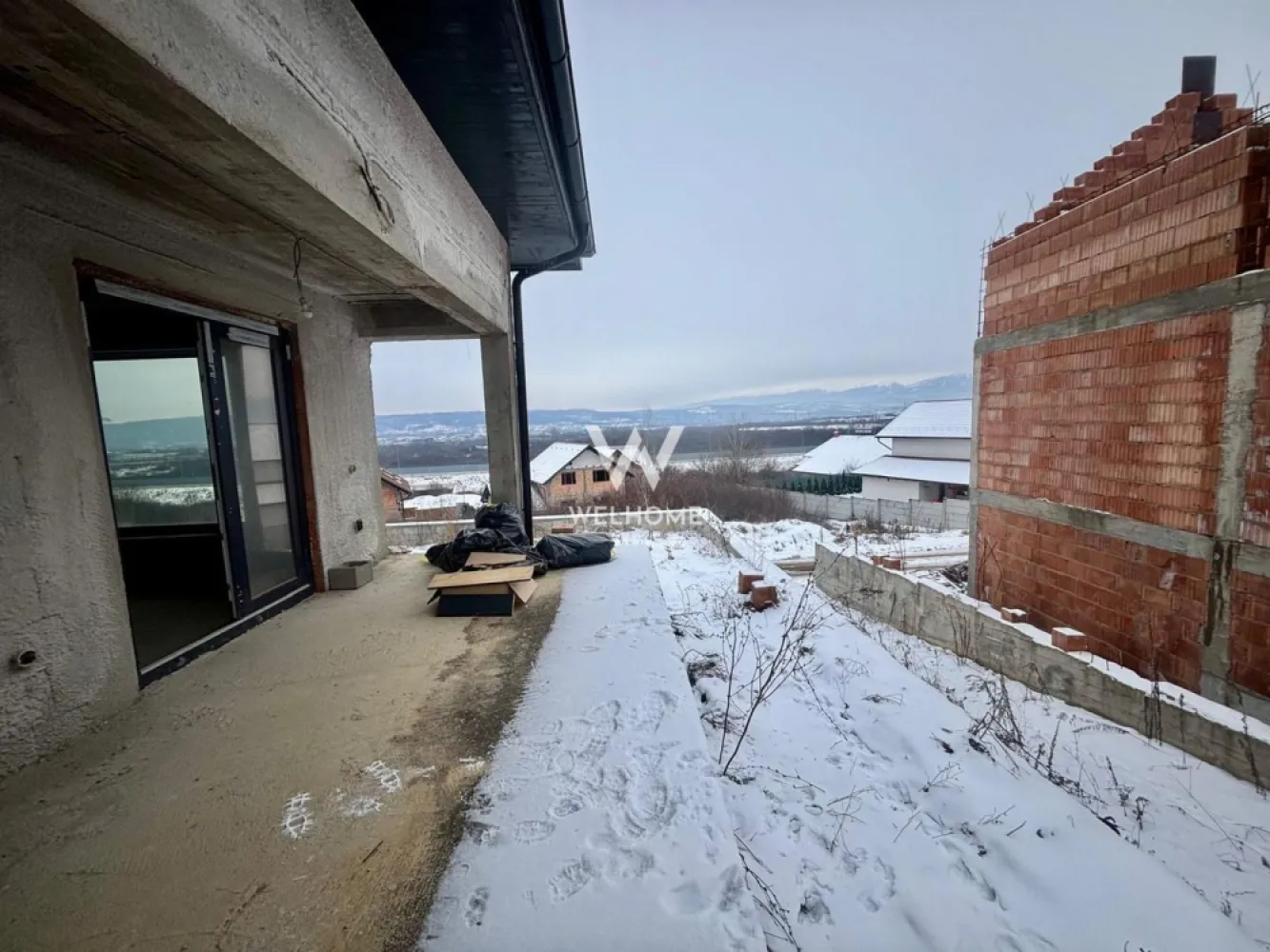 Casă individuală pe un nivel cu vedere panoramică spre munte - Va propunem spre vânzare o locuință individuală amplasată într-o zonă selectă și liniștită, unde natura și confortul se îmbină perfect. Proprietatea se remarcă prin priveliștea deschisă către munte, intimitatea oferită și spațiul generos, fiind ideală pentru o familie care își dorește un stil de viață relaxat, departe de agitația urbană. Casa are o suprafață utilă de 137,9 mp, cu o suprafață construită desfășurată de 190 mp, fiind amplasată pe un teren de 546 mp. Terasa spațioasă, cu o suprafață de 31,7 mp, oferă cadrul perfect pentru momente de relaxare sau petrecerea timpului în aer liber. Imobilul este dispus pe parter, având placă peste nivel, ceea ce permite amenajarea unei mansarde în funcție de nevoile viitorilor proprietari. Compartimentarea este eficient gândită și oferă: • 3 dormitoare, dintre care unul matrimonial, cu baie proprie • Living generos, cu ieșire directă pe terasă • Bucătărie separată, cu acces către camară / spațiu tehnic • Inca 2 bai • Spații de depozitare • Acces către pod, ideal pentru viitoare extinderi Printre principalele avantaje ale proprietății se numără: • locuință pe un singur nivel, ușor de utilizat • terasă mare și curte generoasă • teren de 546 mp • vedere spectaculoasă către munte • posibilitate de mansardare • zonă aerisită, cu vecini de calitate și multă liniște Această casă reprezintă o oportunitate excelentă pentru cei care își doresc o locuință bine proporționată, într-un cadru natural deosebit, cu potențial de adaptare pe termen lung. Pret: 200 000 EURO }}