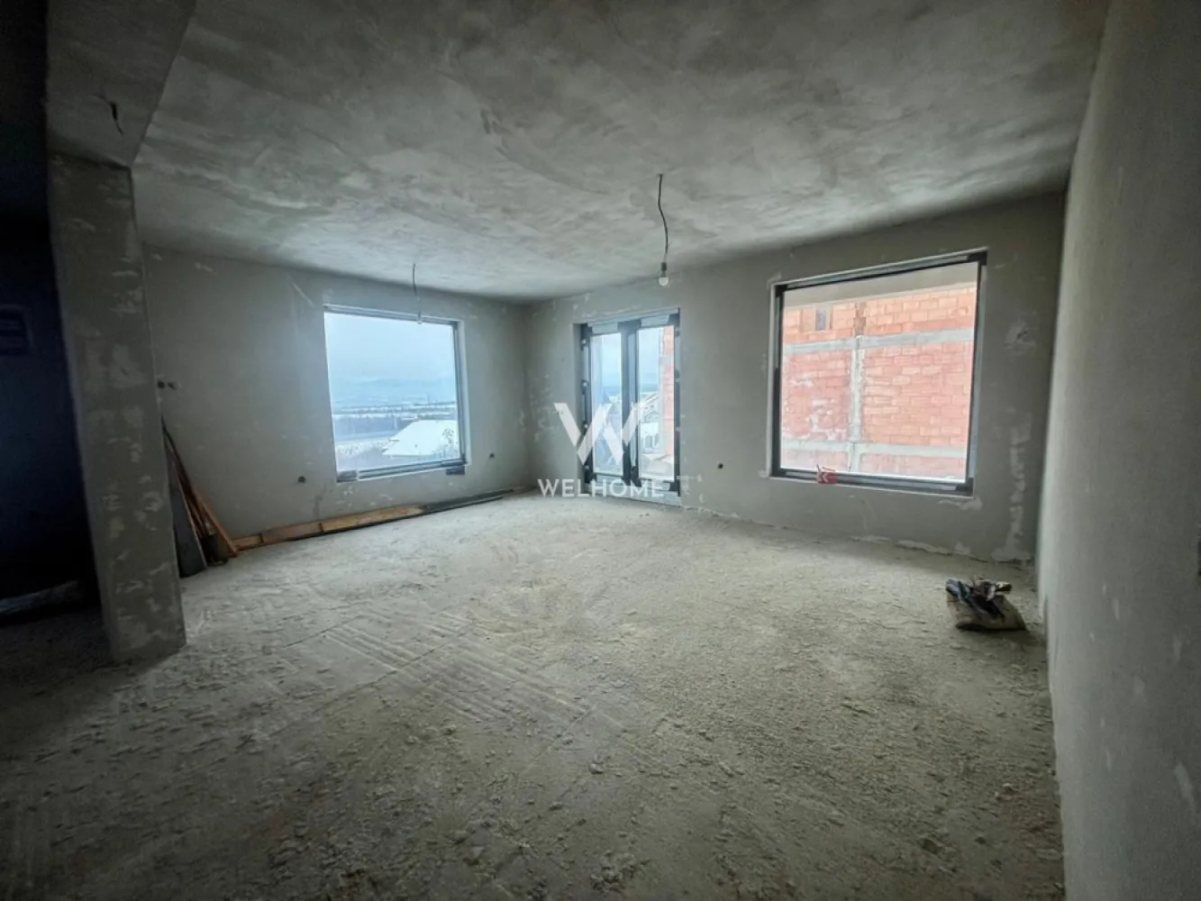 Casă individuală pe un nivel cu vedere panoramică spre munte - Va propunem spre vânzare o locuință individuală amplasată într-o zonă selectă și liniștită, unde natura și confortul se îmbină perfect. Proprietatea se remarcă prin priveliștea deschisă către munte, intimitatea oferită și spațiul generos, fiind ideală pentru o familie care își dorește un stil de viață relaxat, departe de agitația urbană. Casa are o suprafață utilă de 137,9 mp, cu o suprafață construită desfășurată de 190 mp, fiind amplasată pe un teren de 546 mp. Terasa spațioasă, cu o suprafață de 31,7 mp, oferă cadrul perfect pentru momente de relaxare sau petrecerea timpului în aer liber. Imobilul este dispus pe parter, având placă peste nivel, ceea ce permite amenajarea unei mansarde în funcție de nevoile viitorilor proprietari. Compartimentarea este eficient gândită și oferă: • 3 dormitoare, dintre care unul matrimonial, cu baie proprie • Living generos, cu ieșire directă pe terasă • Bucătărie separată, cu acces către camară / spațiu tehnic • Inca 2 bai • Spații de depozitare • Acces către pod, ideal pentru viitoare extinderi Printre principalele avantaje ale proprietății se numără: • locuință pe un singur nivel, ușor de utilizat • terasă mare și curte generoasă • teren de 546 mp • vedere spectaculoasă către munte • posibilitate de mansardare • zonă aerisită, cu vecini de calitate și multă liniște Această casă reprezintă o oportunitate excelentă pentru cei care își doresc o locuință bine proporționată, într-un cadru natural deosebit, cu potențial de adaptare pe termen lung. Pret: 200 000 EURO }}