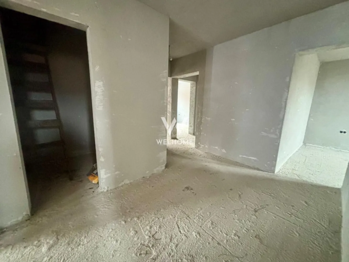 Casă individuală pe un nivel cu vedere panoramică spre munte - Va propunem spre vânzare o locuință individuală amplasată într-o zonă selectă și liniștită, unde natura și confortul se îmbină perfect. Proprietatea se remarcă prin priveliștea deschisă către munte, intimitatea oferită și spațiul generos, fiind ideală pentru o familie care își dorește un stil de viață relaxat, departe de agitația urbană. Casa are o suprafață utilă de 137,9 mp, cu o suprafață construită desfășurată de 190 mp, fiind amplasată pe un teren de 546 mp. Terasa spațioasă, cu o suprafață de 31,7 mp, oferă cadrul perfect pentru momente de relaxare sau petrecerea timpului în aer liber. Imobilul este dispus pe parter, având placă peste nivel, ceea ce permite amenajarea unei mansarde în funcție de nevoile viitorilor proprietari. Compartimentarea este eficient gândită și oferă: • 3 dormitoare, dintre care unul matrimonial, cu baie proprie • Living generos, cu ieșire directă pe terasă • Bucătărie separată, cu acces către camară / spațiu tehnic • Inca 2 bai • Spații de depozitare • Acces către pod, ideal pentru viitoare extinderi Printre principalele avantaje ale proprietății se numără: • locuință pe un singur nivel, ușor de utilizat • terasă mare și curte generoasă • teren de 546 mp • vedere spectaculoasă către munte • posibilitate de mansardare • zonă aerisită, cu vecini de calitate și multă liniște Această casă reprezintă o oportunitate excelentă pentru cei care își doresc o locuință bine proporționată, într-un cadru natural deosebit, cu potențial de adaptare pe termen lung. Pret: 200 000 EURO }}