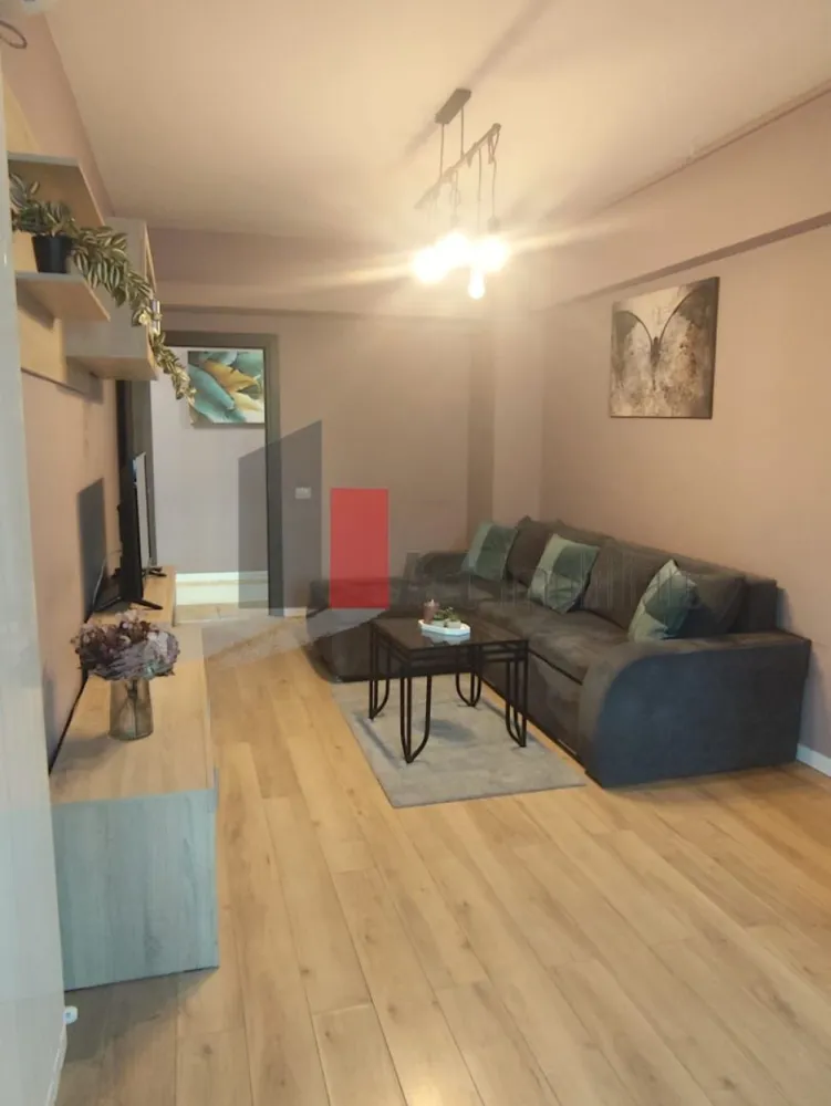 Inchiriere apartament 2 camere Novum Invest Grozavesti-Pet Friendly - Va asteptam acasa!Propunem spre inchiriere apartament 2 camere ,57 mp,situat in complexul Novum Invest din Grozavesti cu acces facil catre mijloacele de transport in comun.Statia de metrou Grozavesti se afla la doar 5 minute de mers pe jos.De asememea si centre comerciale precum Carefour.
Apartamemtul este situat la etajul 7 intr-un imobil cu 11 etaje.
Dispune si de dressing walk-in care ajuta la eficientizarea spatiului.
Este dotat cu AC in fiecare camera si calorifere de sus pana jos,centrala termica ce va ofera confort sporit.
Se accepta si animalute de companie fara cost suplimemtar
Fa din aceasta casa, acasa si simte-te minunat intr-o zona foarte bine pozitionata.
Loc de parcare poate fi inchiriat cu 100 euro/luna.