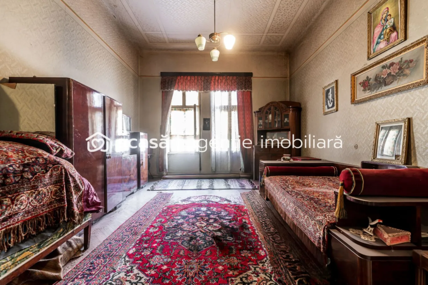 Apartament la parter înalt, str. Lucian Blaga, centrul Aradului - Preț: 80.000 EUR | Comision 0%
113 mp utili | Parter înalt

Vă prezint un apartament amplu, situat pe strada Lucian Blaga, într-o zonă ultracentrală cu acces rapid către principalele puncte de interes ale orașului. Proprietatea se află la parterul înalt al unui imobil solid, iar suprafața utilă de 113 mp permite configurarea unui spațiu adaptat atât locuirii, cât și activităților profesionale.

Interiorul este format din două camere, un living generos, antreu, baie și bucătărie. Spațiul necesită renovare completă, ceea ce oferă libertatea de a-l reamenaja integral, în funcție de stilul și nevoile viitorului proprietar. 

Camerele sunt mari, cu proporții specifice clădirilor istorice, iar holul central poate fi reorganizat pentru a eficientiza circulația sau pentru a crea zone suplimentare de depozitare.

Parterul înalt oferă un nivel bun de intimitate și siguranță, fără dezavantajele parterelor clasice.

Strada Lucian Blaga este cunoscută pentru poziționarea sa echilibrată: suficient de aproape de centrul orașului pentru a avea acces rapid la transport, magazine, școli și zone verzi, dar în același timp ferită de aglomerația arterelor principale.

Este o proprietate potrivită pentru cei care caută suprafețe mari, flexibilitate în amenajare și un amplasament central cu potențial pe termen lung.

📞 Pentru detalii sau programarea unei vizionări: Mihai Molnar – 0761 899 230 (telefon / WhatsApp)

💳 Dacă ai nevoie de finanțare, îți pot obține gratuit oferte de la 16 bănci.
🏡 Ai o proprietate de vânzare în Arad? Îți ofer o evaluare gratuită, fără obligații.

🏢 ACASĂ | Agenție imobiliară Arad
Bulevardul Decebal 2, Arad 310133