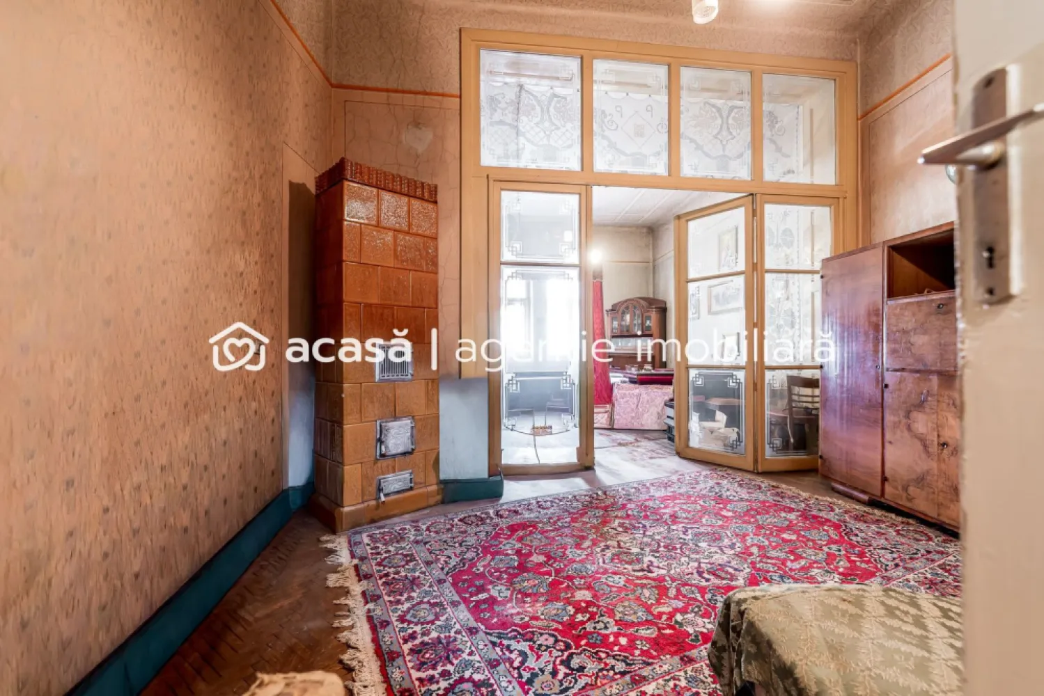 Apartament la parter înalt, str. Lucian Blaga, centrul Aradului - Preț: 80.000 EUR | Comision 0%
113 mp utili | Parter înalt

Vă prezint un apartament amplu, situat pe strada Lucian Blaga, într-o zonă ultracentrală cu acces rapid către principalele puncte de interes ale orașului. Proprietatea se află la parterul înalt al unui imobil solid, iar suprafața utilă de 113 mp permite configurarea unui spațiu adaptat atât locuirii, cât și activităților profesionale.

Interiorul este format din două camere, un living generos, antreu, baie și bucătărie. Spațiul necesită renovare completă, ceea ce oferă libertatea de a-l reamenaja integral, în funcție de stilul și nevoile viitorului proprietar. 

Camerele sunt mari, cu proporții specifice clădirilor istorice, iar holul central poate fi reorganizat pentru a eficientiza circulația sau pentru a crea zone suplimentare de depozitare.

Parterul înalt oferă un nivel bun de intimitate și siguranță, fără dezavantajele parterelor clasice.

Strada Lucian Blaga este cunoscută pentru poziționarea sa echilibrată: suficient de aproape de centrul orașului pentru a avea acces rapid la transport, magazine, școli și zone verzi, dar în același timp ferită de aglomerația arterelor principale.

Este o proprietate potrivită pentru cei care caută suprafețe mari, flexibilitate în amenajare și un amplasament central cu potențial pe termen lung.

📞 Pentru detalii sau programarea unei vizionări: Mihai Molnar – 0761 899 230 (telefon / WhatsApp)

💳 Dacă ai nevoie de finanțare, îți pot obține gratuit oferte de la 16 bănci.
🏡 Ai o proprietate de vânzare în Arad? Îți ofer o evaluare gratuită, fără obligații.

🏢 ACASĂ | Agenție imobiliară Arad
Bulevardul Decebal 2, Arad 310133