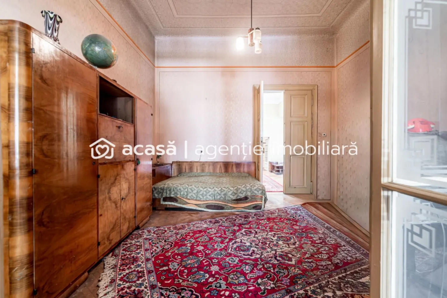 Apartament la parter înalt, str. Lucian Blaga, centrul Aradului - Preț: 80.000 EUR | Comision 0%
113 mp utili | Parter înalt

Vă prezint un apartament amplu, situat pe strada Lucian Blaga, într-o zonă ultracentrală cu acces rapid către principalele puncte de interes ale orașului. Proprietatea se află la parterul înalt al unui imobil solid, iar suprafața utilă de 113 mp permite configurarea unui spațiu adaptat atât locuirii, cât și activităților profesionale.

Interiorul este format din două camere, un living generos, antreu, baie și bucătărie. Spațiul necesită renovare completă, ceea ce oferă libertatea de a-l reamenaja integral, în funcție de stilul și nevoile viitorului proprietar. 

Camerele sunt mari, cu proporții specifice clădirilor istorice, iar holul central poate fi reorganizat pentru a eficientiza circulația sau pentru a crea zone suplimentare de depozitare.

Parterul înalt oferă un nivel bun de intimitate și siguranță, fără dezavantajele parterelor clasice.

Strada Lucian Blaga este cunoscută pentru poziționarea sa echilibrată: suficient de aproape de centrul orașului pentru a avea acces rapid la transport, magazine, școli și zone verzi, dar în același timp ferită de aglomerația arterelor principale.

Este o proprietate potrivită pentru cei care caută suprafețe mari, flexibilitate în amenajare și un amplasament central cu potențial pe termen lung.

📞 Pentru detalii sau programarea unei vizionări: Mihai Molnar – 0761 899 230 (telefon / WhatsApp)

💳 Dacă ai nevoie de finanțare, îți pot obține gratuit oferte de la 16 bănci.
🏡 Ai o proprietate de vânzare în Arad? Îți ofer o evaluare gratuită, fără obligații.

🏢 ACASĂ | Agenție imobiliară Arad
Bulevardul Decebal 2, Arad 310133