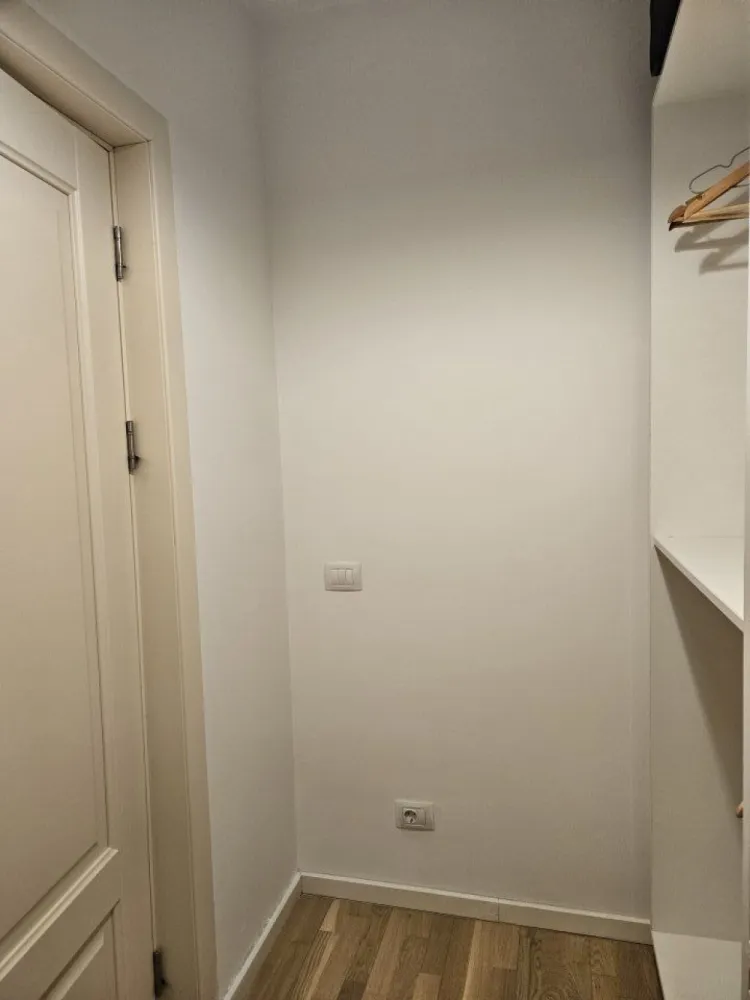 Apartament 2 camere de vanzare Copou Park Residence. - Apartamentul este situat intr-o zona linistita, cu multa vegetatie, aproape de centrul orasului si la o distanta de mers pe jos de universitatea Al. I Cuza, parcul Copou, gradinite, scoli, licee si magazine.

Se poate achizitiona si un loc de parcare subteran la pretul de 15.000 de euro.

Se vinde mobilat partial cu mobila la comanda (bucatarie, baie, dressing si debara).

Pretul este usor negociabil si termenul de predare este de 3 luni.

Pentru mai multe oferte accesați www.brasadas.com.