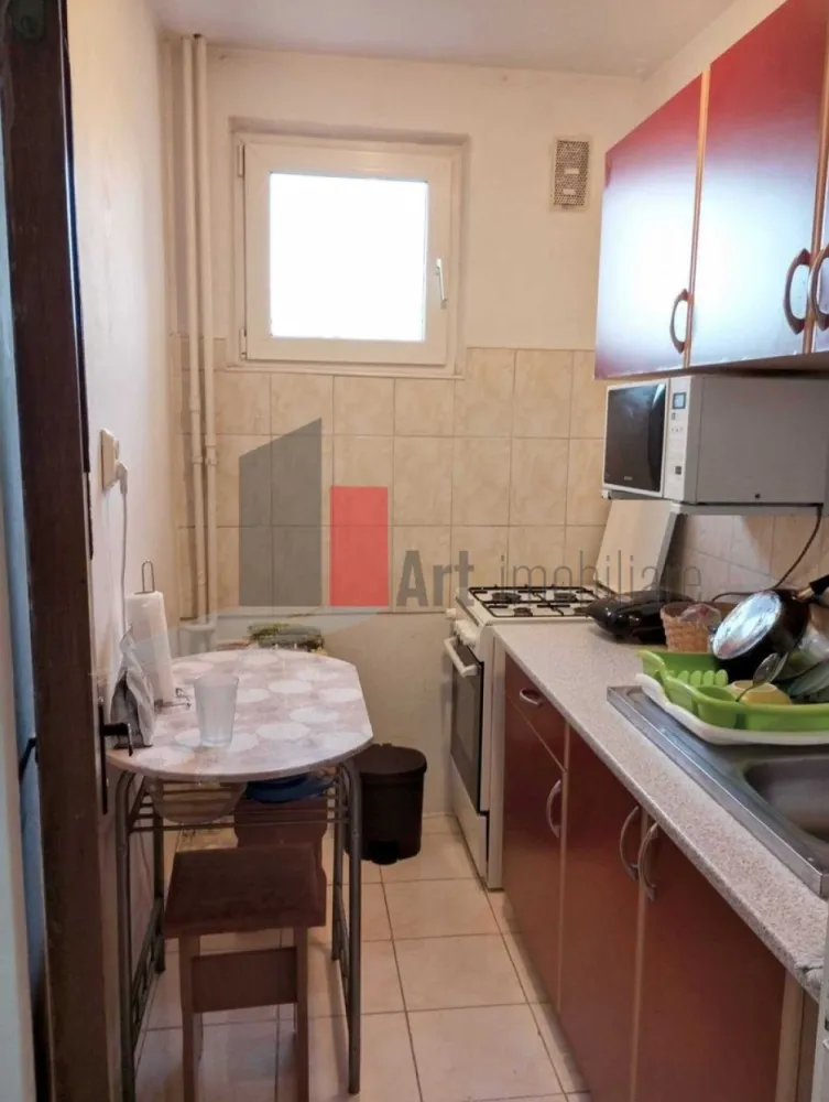 2 camere Drumul Taberei Plaza - Va prezentam spre vanzare un apartament situat in Cartierul Drumul Taberei, langa Mall Plaza, 

Apartamentul se afla la 5/10, este cf.2, semidecomandat, curat si are actele pregatite pentru vanzare. 

Blocul se află lângă st STB, lab5 min de metrou, aproape de Lidl, numeroase magazine, școală , grădiniță, parc, piata

Pentru detalii sau vizionare va stam la dispozitie: 0757894152