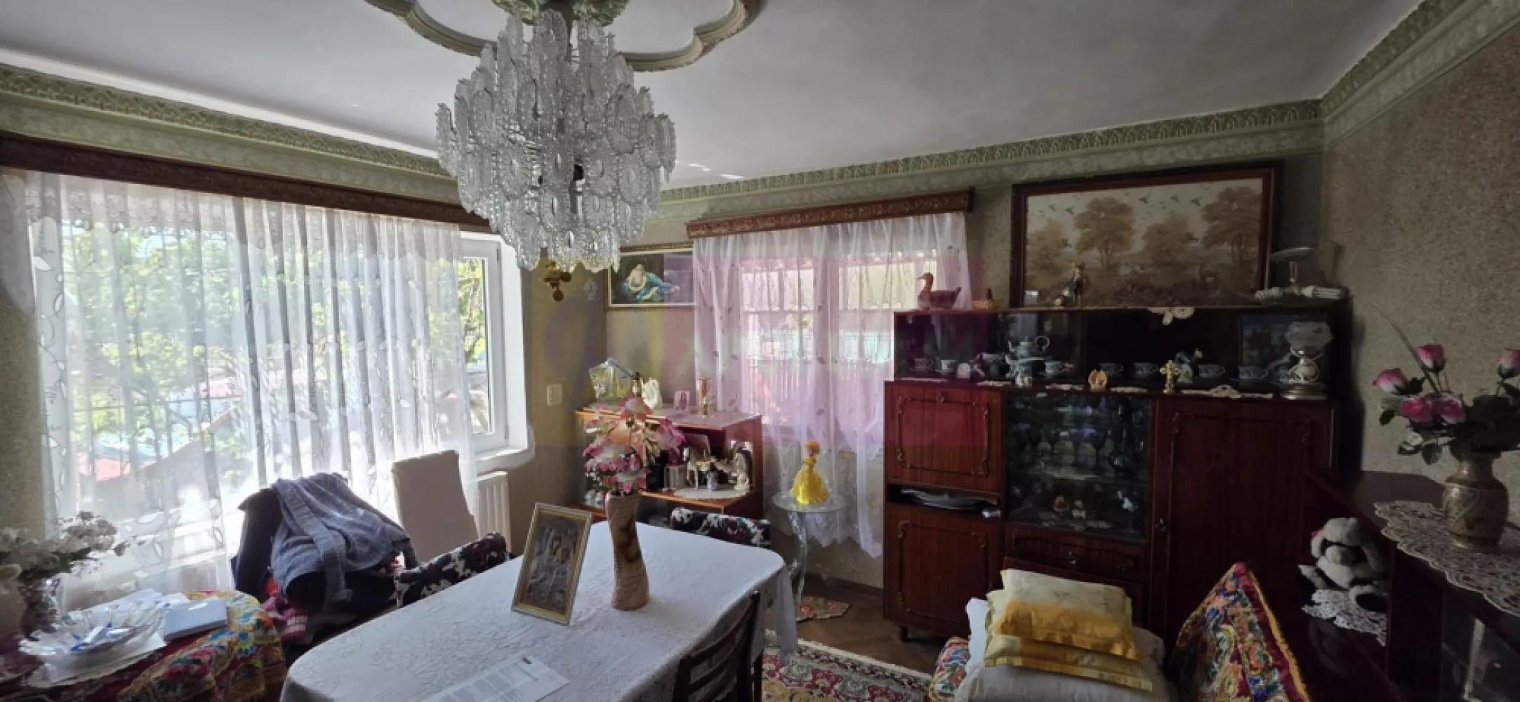 Casa de vanzare in Campina, Slobozia - Casa de vânzare în municipiul Câmpina, în cartierul Slobozia
Casă cu etaj și anexă, situată într-o zonă liniștită din cartierul Slobozia, ideală pentru o familie care își dorește spațiu, utilități complete și posibilitatea amenajării după propriul gust.

Proprietatea are o suprafață de teren de 330 mp și este compusă din două construcții:

Casă P+E cu suprafața construită de 182 mp
Anexă gospodărească de 32 mp

Casa a fost edificată în anul 1966 și reabilitată în anul 1980, fiind construită din cărămidă, cu fundație și planșeu din beton. Podul este realizat din lemn, iar acoperișul este acoperit cu tablă metalică.

Compartimentarea este practică și generoasă:

Parter:

 hol
 bucătărie
 cameră de zi
 dormitor
 baie

Etaj:

 2 dormitoare cu balcoane
 cameră de zi

Accesul la etaj se face pe scară din beton.

Locuința dispune de:
centrală termică și calorifere
sobe de teracotă
tâmplărie exterioară PVC cu geam termopan
tâmplărie interioară din lemn
pardoseli din parchet din lemn

Anexa este construită din cărămidă, cu fundație din beton și planșeu din cărămidă, având beci și două încăperi pentru depozitare.

Terenul este amenajat sub forma unei mici grădini și continuă în partea din spate cu spații pentru creșterea păsărilor. Proprietatea beneficiază și de o suprafață suplimentară de teren închiriată de la primărie, cu un cost redus de aproximativ 200 lei/an.

Casa se vinde exact cum este prezentată și dispune de toate utilitățile funcționale:
apă
gaz
curent electric
canalizare
CATV și internet

O proprietate potrivită atât pentru locuit permanent, cât și pentru cei care caută o casă solid construită, într-o zonă liniștită din Câmpina.
Pentru vizionare si informatii suplimentare - Agentia Imobiliara Mervani - 0729.93.536
