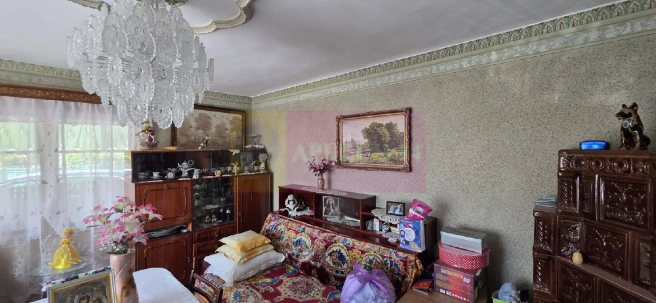 Casa de vanzare in Campina, Slobozia - Casa de vânzare în municipiul Câmpina, în cartierul Slobozia
Casă cu etaj și anexă, situată într-o zonă liniștită din cartierul Slobozia, ideală pentru o familie care își dorește spațiu, utilități complete și posibilitatea amenajării după propriul gust.

Proprietatea are o suprafață de teren de 330 mp și este compusă din două construcții:

Casă P+E cu suprafața construită de 182 mp
Anexă gospodărească de 32 mp

Casa a fost edificată în anul 1966 și reabilitată în anul 1980, fiind construită din cărămidă, cu fundație și planșeu din beton. Podul este realizat din lemn, iar acoperișul este acoperit cu tablă metalică.

Compartimentarea este practică și generoasă:

Parter:

 hol
 bucătărie
 cameră de zi
 dormitor
 baie

Etaj:

 2 dormitoare cu balcoane
 cameră de zi

Accesul la etaj se face pe scară din beton.

Locuința dispune de:
centrală termică și calorifere
sobe de teracotă
tâmplărie exterioară PVC cu geam termopan
tâmplărie interioară din lemn
pardoseli din parchet din lemn

Anexa este construită din cărămidă, cu fundație din beton și planșeu din cărămidă, având beci și două încăperi pentru depozitare.

Terenul este amenajat sub forma unei mici grădini și continuă în partea din spate cu spații pentru creșterea păsărilor. Proprietatea beneficiază și de o suprafață suplimentară de teren închiriată de la primărie, cu un cost redus de aproximativ 200 lei/an.

Casa se vinde exact cum este prezentată și dispune de toate utilitățile funcționale:
apă
gaz
curent electric
canalizare
CATV și internet

O proprietate potrivită atât pentru locuit permanent, cât și pentru cei care caută o casă solid construită, într-o zonă liniștită din Câmpina.
Pentru vizionare si informatii suplimentare - Agentia Imobiliara Mervani - 0729.93.536