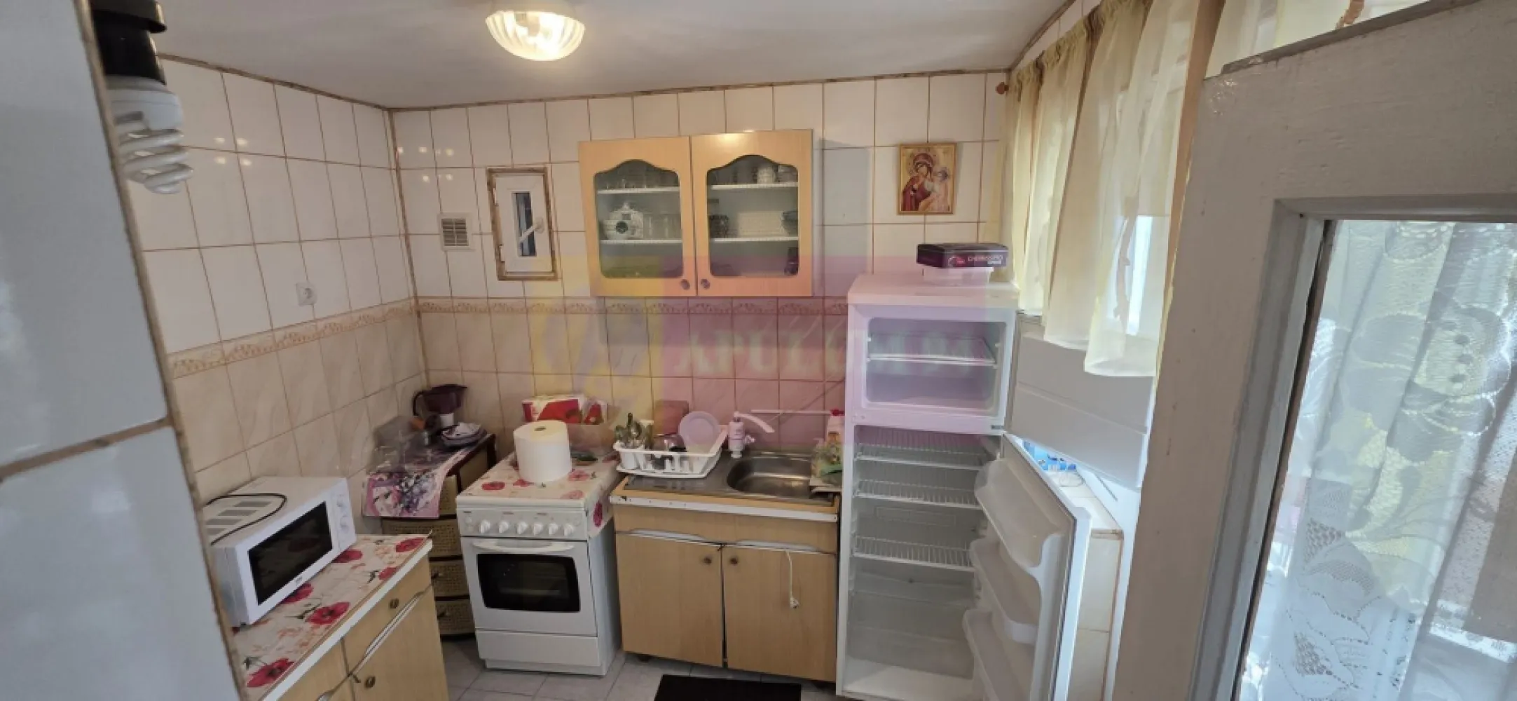 Casa de vanzare in Campina, Slobozia - Casa de vânzare în municipiul Câmpina, în cartierul Slobozia
Casă cu etaj și anexă, situată într-o zonă liniștită din cartierul Slobozia, ideală pentru o familie care își dorește spațiu, utilități complete și posibilitatea amenajării după propriul gust.

Proprietatea are o suprafață de teren de 330 mp și este compusă din două construcții:

Casă P+E cu suprafața construită de 182 mp
Anexă gospodărească de 32 mp

Casa a fost edificată în anul 1966 și reabilitată în anul 1980, fiind construită din cărămidă, cu fundație și planșeu din beton. Podul este realizat din lemn, iar acoperișul este acoperit cu tablă metalică.

Compartimentarea este practică și generoasă:

Parter:

 hol
 bucătărie
 cameră de zi
 dormitor
 baie

Etaj:

 2 dormitoare cu balcoane
 cameră de zi

Accesul la etaj se face pe scară din beton.

Locuința dispune de:
centrală termică și calorifere
sobe de teracotă
tâmplărie exterioară PVC cu geam termopan
tâmplărie interioară din lemn
pardoseli din parchet din lemn

Anexa este construită din cărămidă, cu fundație din beton și planșeu din cărămidă, având beci și două încăperi pentru depozitare.

Terenul este amenajat sub forma unei mici grădini și continuă în partea din spate cu spații pentru creșterea păsărilor. Proprietatea beneficiază și de o suprafață suplimentară de teren închiriată de la primărie, cu un cost redus de aproximativ 200 lei/an.

Casa se vinde exact cum este prezentată și dispune de toate utilitățile funcționale:
apă
gaz
curent electric
canalizare
CATV și internet

O proprietate potrivită atât pentru locuit permanent, cât și pentru cei care caută o casă solid construită, într-o zonă liniștită din Câmpina.
Pentru vizionare si informatii suplimentare - Agentia Imobiliara Mervani - 0729.93.536