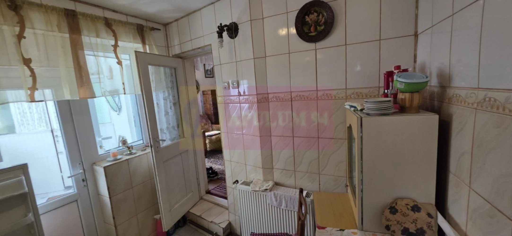 Casa de vanzare in Campina, Slobozia - Casa de vânzare în municipiul Câmpina, în cartierul Slobozia
Casă cu etaj și anexă, situată într-o zonă liniștită din cartierul Slobozia, ideală pentru o familie care își dorește spațiu, utilități complete și posibilitatea amenajării după propriul gust.

Proprietatea are o suprafață de teren de 330 mp și este compusă din două construcții:

Casă P+E cu suprafața construită de 182 mp
Anexă gospodărească de 32 mp

Casa a fost edificată în anul 1966 și reabilitată în anul 1980, fiind construită din cărămidă, cu fundație și planșeu din beton. Podul este realizat din lemn, iar acoperișul este acoperit cu tablă metalică.

Compartimentarea este practică și generoasă:

Parter:

 hol
 bucătărie
 cameră de zi
 dormitor
 baie

Etaj:

 2 dormitoare cu balcoane
 cameră de zi

Accesul la etaj se face pe scară din beton.

Locuința dispune de:
centrală termică și calorifere
sobe de teracotă
tâmplărie exterioară PVC cu geam termopan
tâmplărie interioară din lemn
pardoseli din parchet din lemn

Anexa este construită din cărămidă, cu fundație din beton și planșeu din cărămidă, având beci și două încăperi pentru depozitare.

Terenul este amenajat sub forma unei mici grădini și continuă în partea din spate cu spații pentru creșterea păsărilor. Proprietatea beneficiază și de o suprafață suplimentară de teren închiriată de la primărie, cu un cost redus de aproximativ 200 lei/an.

Casa se vinde exact cum este prezentată și dispune de toate utilitățile funcționale:
apă
gaz
curent electric
canalizare
CATV și internet

O proprietate potrivită atât pentru locuit permanent, cât și pentru cei care caută o casă solid construită, într-o zonă liniștită din Câmpina.
Pentru vizionare si informatii suplimentare - Agentia Imobiliara Mervani - 0729.93.536