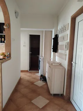 BRASADAS vinde ap 2 cam etaj 4/8,in zona SOARELUI.
