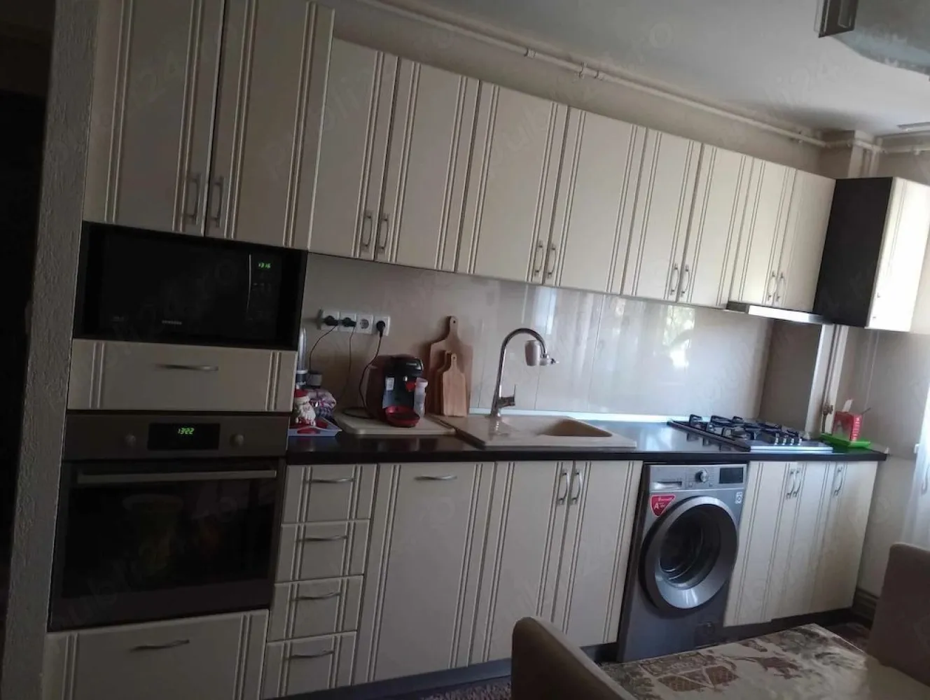 BRASADAS vinde ap 2 cam decomandat pe Careiului in Micro 16. - Agenția imobiliara BRASADAS vinde apartament cu 2 camere din cărămidă, decomandat pe strada Careiului in Micro 16 la etajul 3/4.
Geamuri termopan, centrală nouă prin condensare, instalatie electrică nouă.
Bucătăria rămâne mobilată și utilată (hotă,plită,cuptor,mașină de vase).
Www.brasadas.com.