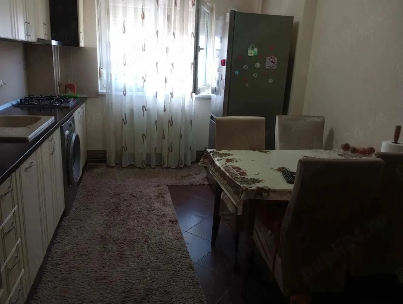 BRASADAS vinde ap 2 cam decomandat pe Careiului in Micro 16. - Agenția imobiliara BRASADAS vinde apartament cu 2 camere din cărămidă, decomandat pe strada Careiului in Micro 16 la etajul 3/4.
Geamuri termopan, centrală nouă prin condensare, instalatie electrică nouă.
Bucătăria rămâne mobilată și utilată (hotă,plită,cuptor,mașină de vase).
Www.brasadas.com.