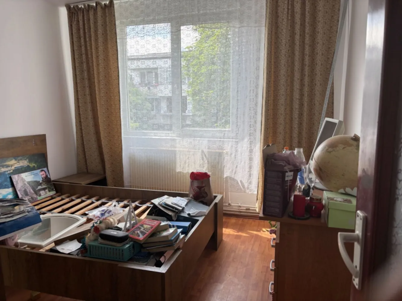 Apartament 2 camere Carpați 1 - Vând apartament 2 camere Carpați 1 etaj 3 centrala nouă , zonă liniștita scara curata interfon , grădiniță școală în apropiere. Se vinde mobilat cum se vede in poze. Info tel zero 7 cinci 3 doi zero 8 opt 6 trei.