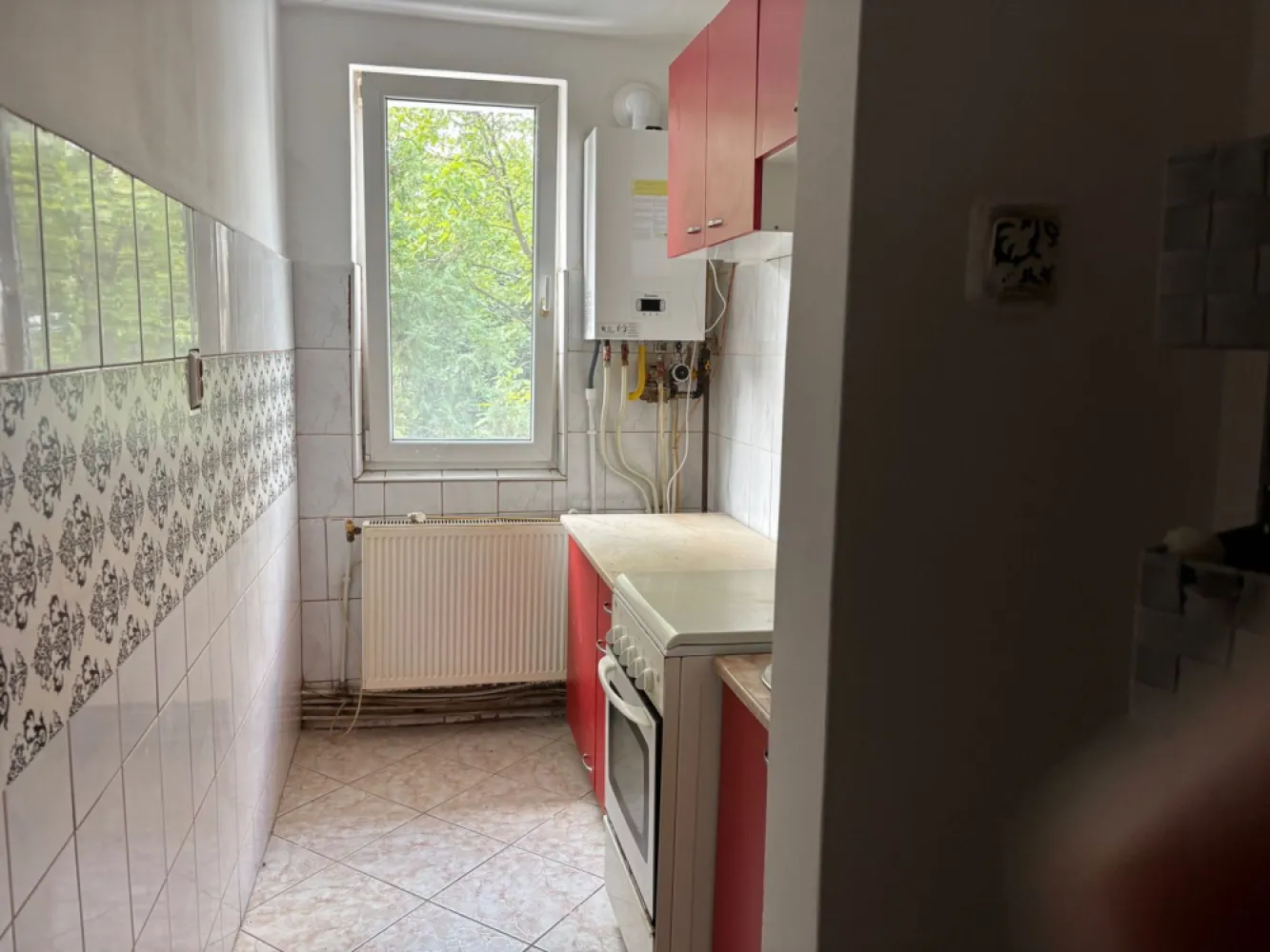 Apartament 2 camere Carpați 1 - Vând apartament 2 camere Carpați 1 etaj 3 centrala nouă , zonă liniștita scara curata interfon , grădiniță școală în apropiere. Se vinde mobilat cum se vede in poze. Info tel zero 7 cinci 3 doi zero 8 opt 6 trei.