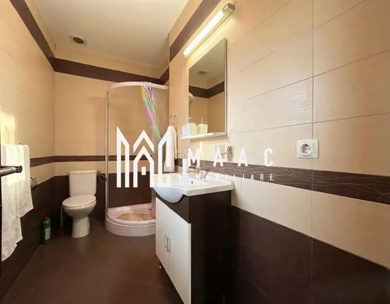 Spatiu comercial | 30 MPU | Balcon | Lazaret - Maac Imobiliare vă propune spre închiriere spațiu comercial cu destinație birouri / servicii, având o suprafață utilă de 30 mp, compartimentat eficient și beneficiind de lumină naturală generoasă. Caracteristici generale: Suprafață utilă totală: 30 mp Compartimentare funcțională, adaptabilă pentru multiple tipuri de activități Acces facil și poziționare avantajoasă Locuri de parcare publice fără plată disponibile pe stradă – avantaj major în Sibiu La aproximativ 7 minute de mers pe jos de Gara Mara (650 m) Compartimentare interioară: Cameră principală de lucru: 22,10 mp Spațiu luminos, aerisit, ideal pentru birou, cabinet sau activități cu public Spațiu depozitare / dressing / arhivă (debara): destinat depozitării documentelor, arhivei sau echipamentelor, contribuind la menținerea unui spațiu de lucru organizat Hol de acces Grup sanitar propriu, complet utilat. Facilități exterioare: Balcon generos, cu vedere spre curtea interioară; ideal pentru pauze de relaxare, cafea sau aerisire naturală Mențiuni privind amenajarea: Spațiul se închiriază nemobilat, oferind viitorului chiriaș libertate totală de personalizare în funcție de specificul activității desfășurate. Condiții de închiriere: Se percepe o garanție în cuantumul unei chirii lunare. Pentru mai multe detalii și programarea unei vizionări, vă invităm să contactați MAAC Imobiliare, specificând ID: CP2878691 }}