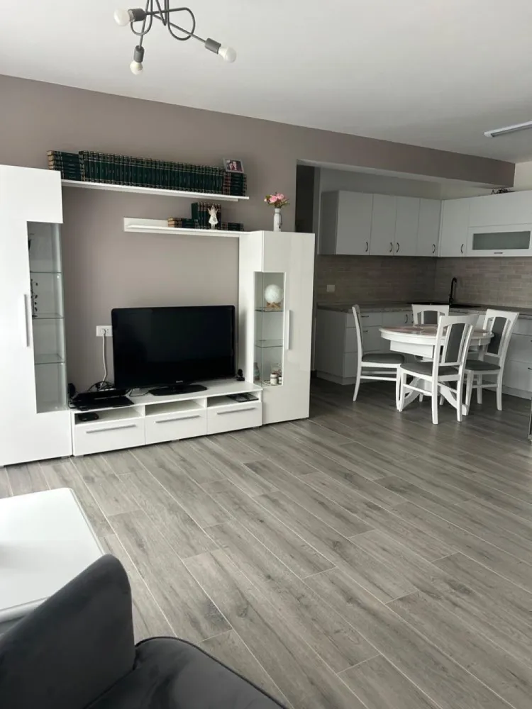 BRASADAS vinde ap 3 cam Gellert Etaj 3/4 Loc parcare cu CF. - Agenția imobiliara BRASADAS vinde apartament cu 3 camere, situat pe strada Gellert Sandor, la etajul 3, într-un imobil construit recent.

Apartamentul a fost achiziționat de nou în anul 2021, este la primul proprietar și se vinde complet mobilat și utilat, exact ca în poze.

Compartimentare:

- living open-space cu bucătărie
- 2 dormitoare
- 1 baie
- debara
- 2 balcoane, dintre care unul este închis

Detalii:

- suprafață totală: 70 mp
- etaj 3
- loc de parcare cu CF
- primul proprietar
- complet mobilat și utilat
- aer condiționat
- zonă liniștită

Apartamentul este luminos, bine compartimentat și pregătit pentru mutare, fără investiții suplimentare.

Www.brasadas.com.