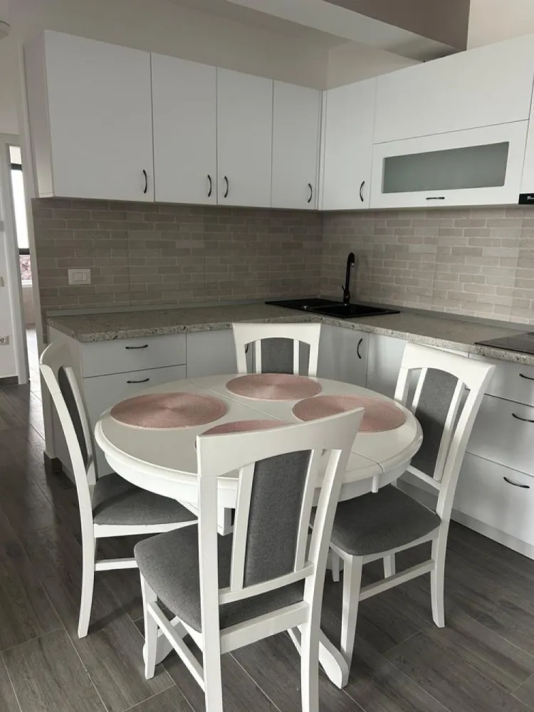 BRASADAS vinde ap 3 cam Gellert Etaj 3/4 Loc parcare cu CF. - Agenția imobiliara BRASADAS vinde apartament cu 3 camere, situat pe strada Gellert Sandor, la etajul 3, într-un imobil construit recent.

Apartamentul a fost achiziționat de nou în anul 2021, este la primul proprietar și se vinde complet mobilat și utilat, exact ca în poze.

Compartimentare:

- living open-space cu bucătărie
- 2 dormitoare
- 1 baie
- debara
- 2 balcoane, dintre care unul este închis

Detalii:

- suprafață totală: 70 mp
- etaj 3
- loc de parcare cu CF
- primul proprietar
- complet mobilat și utilat
- aer condiționat
- zonă liniștită

Apartamentul este luminos, bine compartimentat și pregătit pentru mutare, fără investiții suplimentare.

Www.brasadas.com.