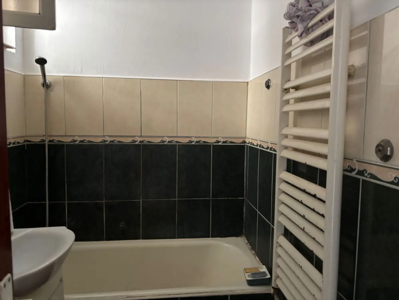 Apartament 2 camere Carpați 1 - Vând apartament 2 camere Carpați 1 etaj 3 centrala nouă , zonă liniștita scara curata interfon , grădiniță școală în apropiere. Se vinde mobilat cum se vede in poze. Info tel zero 7 cinci 3 doi zero 8 opt 6 trei.