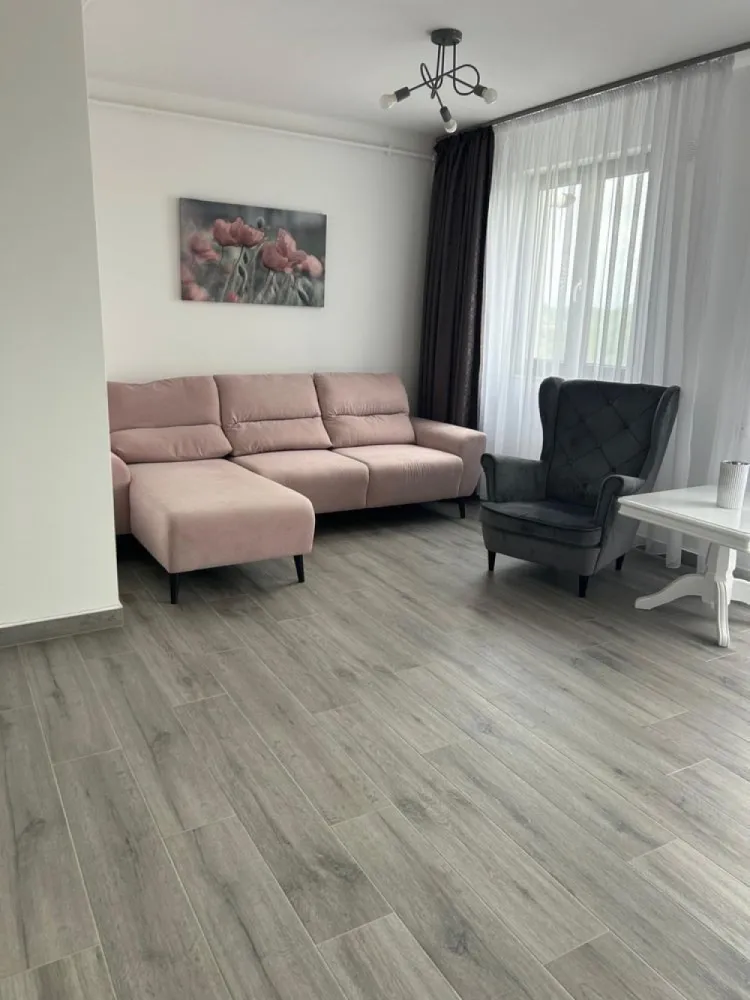 BRASADAS vinde ap 3 cam Gellert Etaj 3/4 Loc parcare cu CF. - Agenția imobiliara BRASADAS vinde apartament cu 3 camere, situat pe strada Gellert Sandor, la etajul 3, într-un imobil construit recent.

Apartamentul a fost achiziționat de nou în anul 2021, este la primul proprietar și se vinde complet mobilat și utilat, exact ca în poze.

Compartimentare:

- living open-space cu bucătărie
- 2 dormitoare
- 1 baie
- debara
- 2 balcoane, dintre care unul este închis

Detalii:

- suprafață totală: 70 mp
- etaj 3
- loc de parcare cu CF
- primul proprietar
- complet mobilat și utilat
- aer condiționat
- zonă liniștită

Apartamentul este luminos, bine compartimentat și pregătit pentru mutare, fără investiții suplimentare.

Www.brasadas.com.