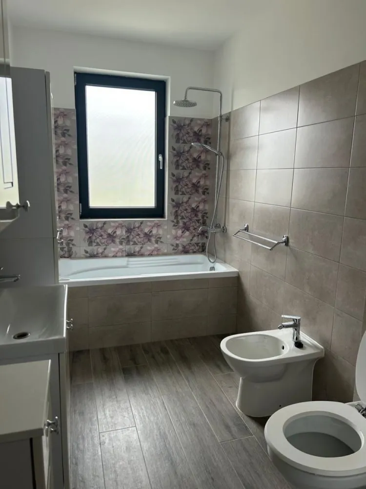 BRASADAS vinde ap 3 cam Gellert Etaj 3/4 Loc parcare cu CF. - Agenția imobiliara BRASADAS vinde apartament cu 3 camere, situat pe strada Gellert Sandor, la etajul 3, într-un imobil construit recent.

Apartamentul a fost achiziționat de nou în anul 2021, este la primul proprietar și se vinde complet mobilat și utilat, exact ca în poze.

Compartimentare:

- living open-space cu bucătărie
- 2 dormitoare
- 1 baie
- debara
- 2 balcoane, dintre care unul este închis

Detalii:

- suprafață totală: 70 mp
- etaj 3
- loc de parcare cu CF
- primul proprietar
- complet mobilat și utilat
- aer condiționat
- zonă liniștită

Apartamentul este luminos, bine compartimentat și pregătit pentru mutare, fără investiții suplimentare.

Www.brasadas.com.