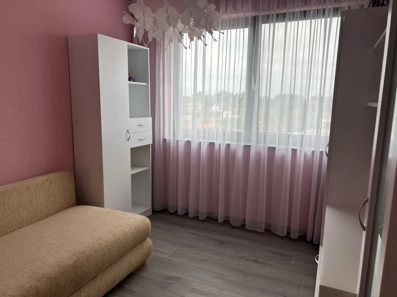 BRASADAS vinde ap 3 cam Gellert Etaj 3/4 Loc parcare cu CF. - Agenția imobiliara BRASADAS vinde apartament cu 3 camere, situat pe strada Gellert Sandor, la etajul 3, într-un imobil construit recent.

Apartamentul a fost achiziționat de nou în anul 2021, este la primul proprietar și se vinde complet mobilat și utilat, exact ca în poze.

Compartimentare:

- living open-space cu bucătărie
- 2 dormitoare
- 1 baie
- debara
- 2 balcoane, dintre care unul este închis

Detalii:

- suprafață totală: 70 mp
- etaj 3
- loc de parcare cu CF
- primul proprietar
- complet mobilat și utilat
- aer condiționat
- zonă liniștită

Apartamentul este luminos, bine compartimentat și pregătit pentru mutare, fără investiții suplimentare.

Www.brasadas.com.