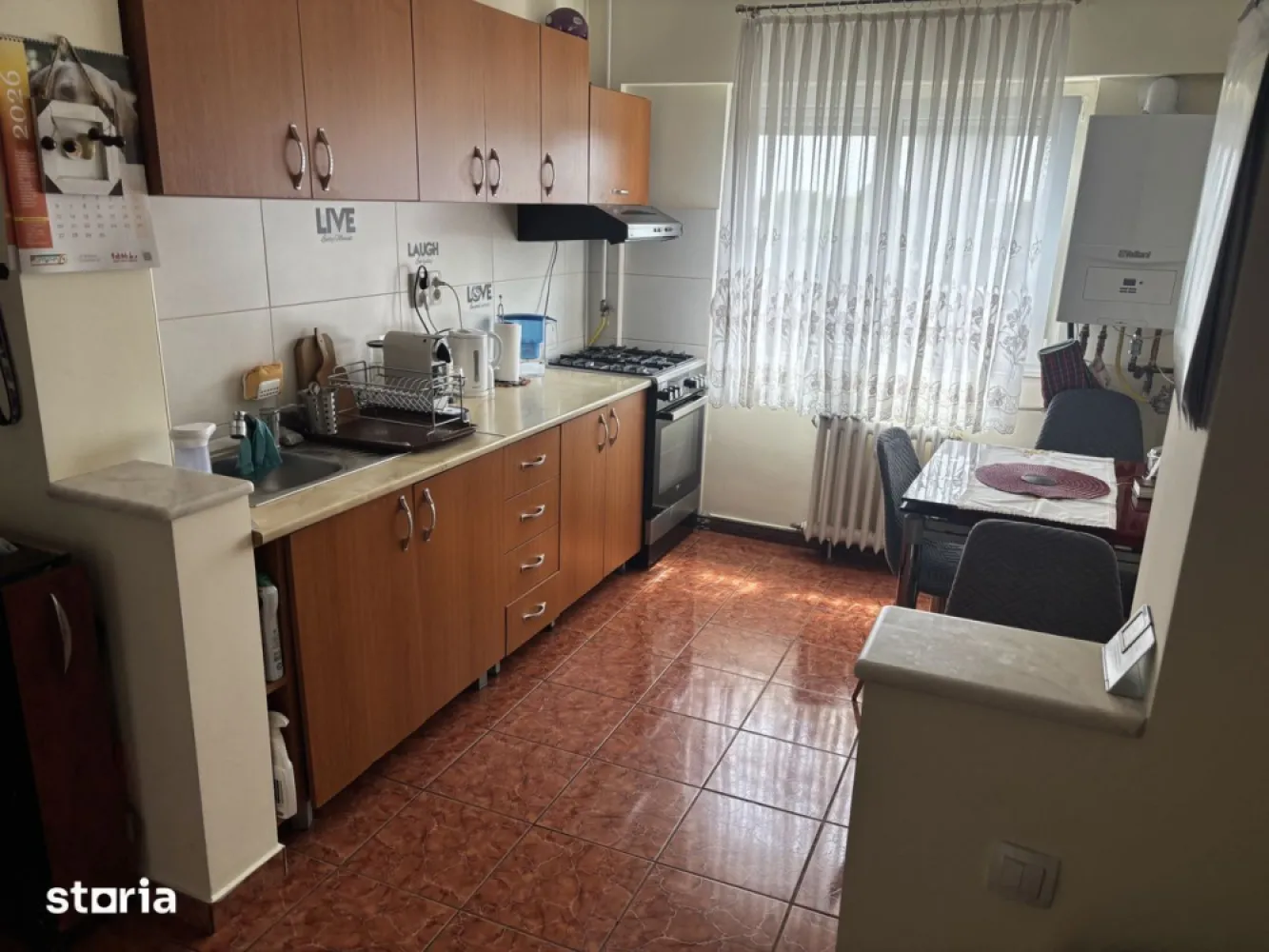 BRASADAS vinde ap 3 cam etaj 4/10 Micro 15 utilat mobilat. - Agenția imobiliara BRASADAS vinde apartament cu 3 camere semidecomadat.
Dispune de 2 dormitoare, un living spatios, 2 holuri, bucătărie spatioasa, o baie si un balcon inchis cu termopan.
Se vinde complet mobilat si electrocasnice incluse.
Microcentrala schimbata recent.
Apartamentul are suprafata de 92 mp utili si are aer conditionat .
Apartamentul se afla la etajul 4 din 10 in bloc cu lift.
Blocul este izolat recent. Regie mica. Apartament ideal pt familie cu copii. 
Situat in zona foarte buna in Micro 15.
Vecinatate Lidl, City Mall, Kaufland. 
Se accepta si credit bancar.
Www.brasadas.com.