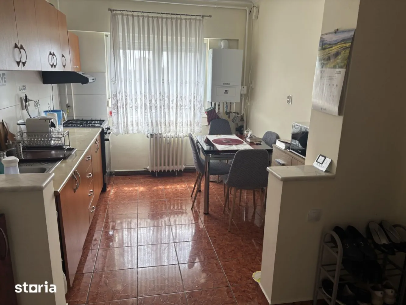 BRASADAS vinde ap 3 cam etaj 4/10 Micro 15 utilat mobilat. - Agenția imobiliara BRASADAS vinde apartament cu 3 camere semidecomadat.
Dispune de 2 dormitoare, un living spatios, 2 holuri, bucătărie spatioasa, o baie si un balcon inchis cu termopan.
Se vinde complet mobilat si electrocasnice incluse.
Microcentrala schimbata recent.
Apartamentul are suprafata de 92 mp utili si are aer conditionat .
Apartamentul se afla la etajul 4 din 10 in bloc cu lift.
Blocul este izolat recent. Regie mica. Apartament ideal pt familie cu copii. 
Situat in zona foarte buna in Micro 15.
Vecinatate Lidl, City Mall, Kaufland. 
Se accepta si credit bancar.
Www.brasadas.com.