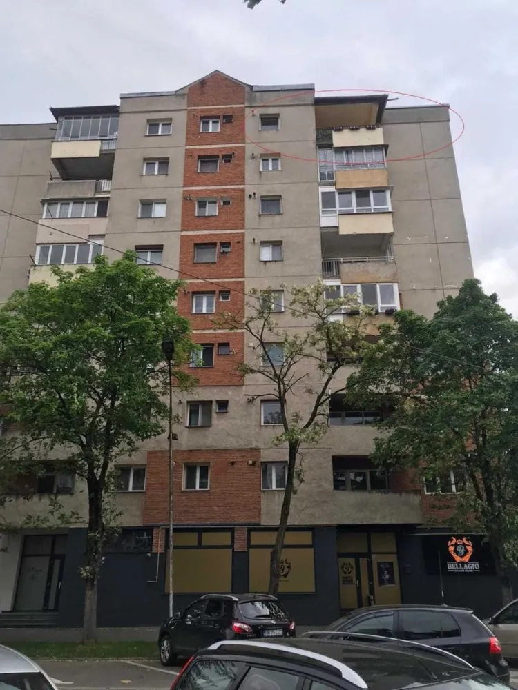 BRASADAS vinde ap 2 cam in Carpați 2 la etajul 8/8 61 mp. - Agenția imobiliara BRASADAS vinde apartament semidecomandat, luminos și bine compartimentat, cu o suprafață utilă generoasă de 61 mp. Locuința este situată la etajul 8 al unui imobil solid, construit în perioada 1990-2000, reprezentând o opțiune ideală atât pentru o familie la început de drum, cât și pentru o investiție sigură.

Apartamentul este bine întreținut și necesită doar renovări minore de actualizare, oferind viitorilor proprietari libertatea de a-l personaliza exact așa cum își doresc.

Detaliile locuinței:

Confort termic garantat: Apartamentul dispune de centrală termică proprie și tâmplărie de calitate, asigurând eficiență energetică.

Compartimentare și finisaje: Spațiu organizat eficient. În living și dormitor regăsim pardoseli din lemn este amenajat cu covoare pentru un plus de confort, iar bucătăria dispune de pardoseală practică din gresie. Baia este dotată cu finisaje din plăci ceramice, chiuvetă și vană.

Flexibilitate la achiziție: Imobilul se vinde în principiu nemobilat, însă, la nevoie și de comun acord, se poate lasa mobilat.

Avantajele imobilului și ale asociației:

Lift nou: Scara blocului este modernizată și dotată cu un lift nou.

Acoperiș refăcut: Nu există griji privind infiltrațiile – acoperișul a fost recent hidroizolat cu bitum și finisat cu poale mari de țiglă.

Administrație solidă: Asociația de proprietari este foarte bine organizată, având un fond de reparații, pregătit pentru viitoare lucrări de mentenanță și îmbunătățire a blocului.
Comunitate liniștită: Vecini prietenoși și un mediu civilizat.

Facilități zonă și localizare:
Parcare: Loc de parcare disponibil în imediata vecinătate a blocului.
Ideal pentru copii: Parc de joacă amenajat fix în fața blocului și școală situată la doar câteva minute distanță.

Shopping și supermarketuri: Zonă excelent deservită comercial – diverse magazine de cartier la dispoziție și un hipermarket Kaufland nou care urmează să se deschidă în apropiere.

Accesibilitate auto: Pozitionare strategică, cu acces rapid către podul Transilvania și ieșirea din oraș, facilitând astfel evitarea aglomerației.

Www.brasadas.com.