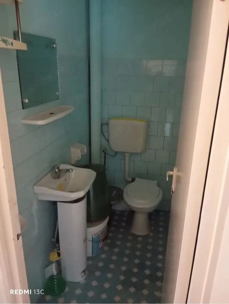 Apartament 3 camere de vanzare - De vanzare apartament 3 camere Etaj 1 semidecomandat 62,42 mp
2 bai
1 camara
1 spatiu de depozitare haine 
1 balcon deschis 
Centrala pe gaz cu calorifere 
Geamuri si usi din lemn 
Parchet laminat

Strada Narcisei bloc 7 apartament 26 
Pret in Euro less