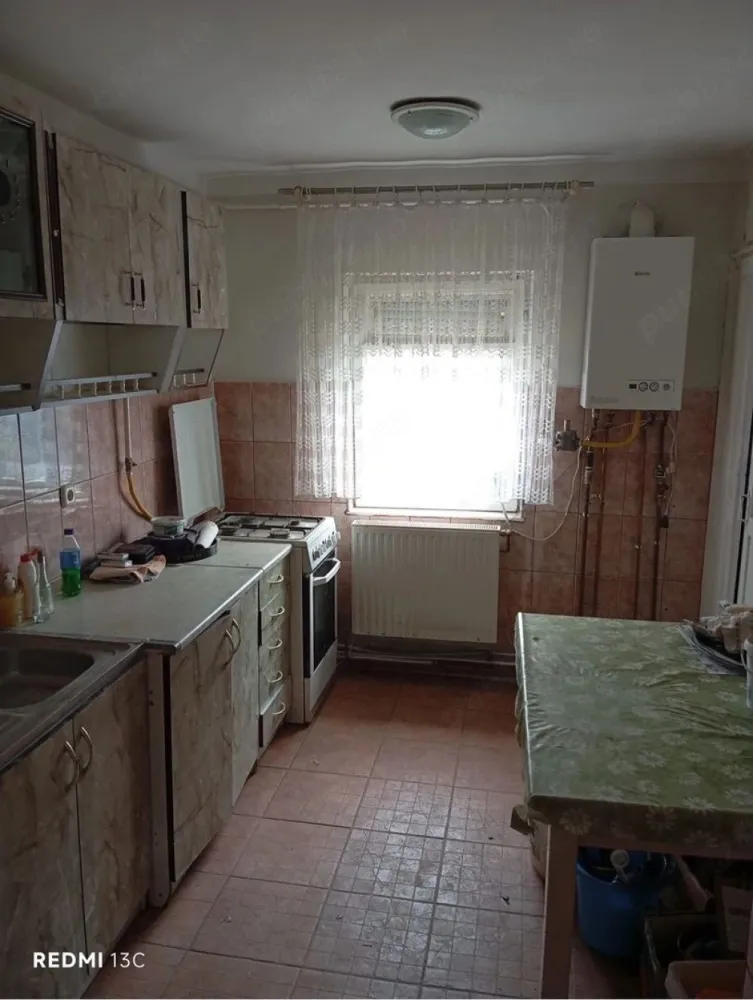 Apartament 3 camere de vanzare - De vanzare apartament 3 camere Etaj 1 semidecomandat 62,42 mp
2 bai
1 camara
1 spatiu de depozitare haine 
1 balcon deschis 
Centrala pe gaz cu calorifere 
Geamuri si usi din lemn 
Parchet laminat

Strada Narcisei bloc 7 apartament 26 
Pret in Euro less