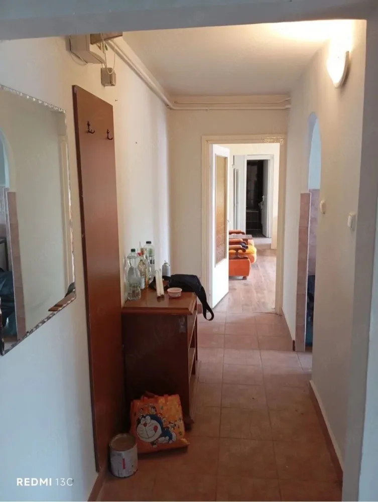 Apartament 3 camere de vanzare - De vanzare apartament 3 camere Etaj 1 semidecomandat 62,42 mp
2 bai
1 camara
1 spatiu de depozitare haine 
1 balcon deschis 
Centrala pe gaz cu calorifere 
Geamuri si usi din lemn 
Parchet laminat

Strada Narcisei bloc 7 apartament 26 
Pret in Euro less
