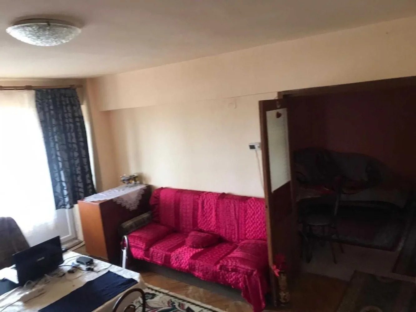 BRASADAS vinde ap 2 cam in Carpați 2 la etajul 8/8 61 mp. - Agenția imobiliara BRASADAS vinde apartament semidecomandat, luminos și bine compartimentat, cu o suprafață utilă generoasă de 61 mp. Locuința este situată la etajul 8 al unui imobil solid, construit în perioada 1990-2000, reprezentând o opțiune ideală atât pentru o familie la început de drum, cât și pentru o investiție sigură.

Apartamentul este bine întreținut și necesită doar renovări minore de actualizare, oferind viitorilor proprietari libertatea de a-l personaliza exact așa cum își doresc.

Detaliile locuinței:

Confort termic garantat: Apartamentul dispune de centrală termică proprie și tâmplărie de calitate, asigurând eficiență energetică.

Compartimentare și finisaje: Spațiu organizat eficient. În living și dormitor regăsim pardoseli din lemn este amenajat cu covoare pentru un plus de confort, iar bucătăria dispune de pardoseală practică din gresie. Baia este dotată cu finisaje din plăci ceramice, chiuvetă și vană.

Flexibilitate la achiziție: Imobilul se vinde în principiu nemobilat, însă, la nevoie și de comun acord, se poate lasa mobilat.

Avantajele imobilului și ale asociației:

Lift nou: Scara blocului este modernizată și dotată cu un lift nou.

Acoperiș refăcut: Nu există griji privind infiltrațiile – acoperișul a fost recent hidroizolat cu bitum și finisat cu poale mari de țiglă.

Administrație solidă: Asociația de proprietari este foarte bine organizată, având un fond de reparații, pregătit pentru viitoare lucrări de mentenanță și îmbunătățire a blocului.
Comunitate liniștită: Vecini prietenoși și un mediu civilizat.

Facilități zonă și localizare:
Parcare: Loc de parcare disponibil în imediata vecinătate a blocului.
Ideal pentru copii: Parc de joacă amenajat fix în fața blocului și școală situată la doar câteva minute distanță.

Shopping și supermarketuri: Zonă excelent deservită comercial – diverse magazine de cartier la dispoziție și un hipermarket Kaufland nou care urmează să se deschidă în apropiere.

Accesibilitate auto: Pozitionare strategică, cu acces rapid către podul Transilvania și ieșirea din oraș, facilitând astfel evitarea aglomerației.

Www.brasadas.com.