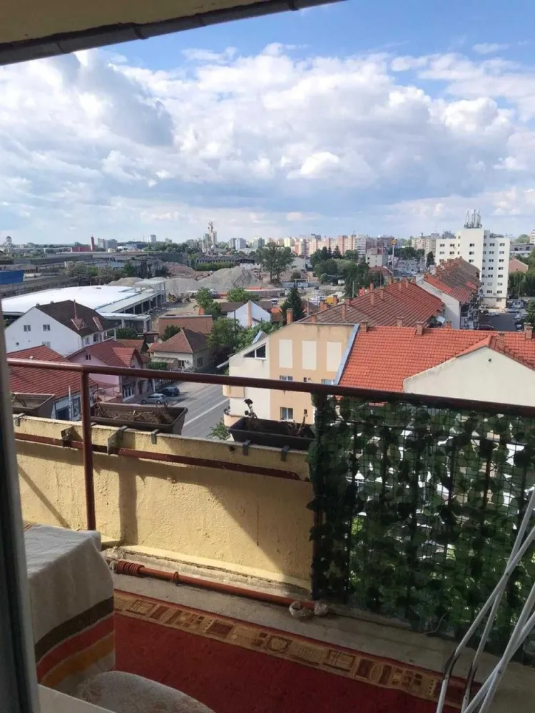BRASADAS vinde ap 2 cam in Carpați 2 la etajul 8/8 61 mp. - Agenția imobiliara BRASADAS vinde apartament semidecomandat, luminos și bine compartimentat, cu o suprafață utilă generoasă de 61 mp. Locuința este situată la etajul 8 al unui imobil solid, construit în perioada 1990-2000, reprezentând o opțiune ideală atât pentru o familie la început de drum, cât și pentru o investiție sigură.

Apartamentul este bine întreținut și necesită doar renovări minore de actualizare, oferind viitorilor proprietari libertatea de a-l personaliza exact așa cum își doresc.

Detaliile locuinței:

Confort termic garantat: Apartamentul dispune de centrală termică proprie și tâmplărie de calitate, asigurând eficiență energetică.

Compartimentare și finisaje: Spațiu organizat eficient. În living și dormitor regăsim pardoseli din lemn este amenajat cu covoare pentru un plus de confort, iar bucătăria dispune de pardoseală practică din gresie. Baia este dotată cu finisaje din plăci ceramice, chiuvetă și vană.

Flexibilitate la achiziție: Imobilul se vinde în principiu nemobilat, însă, la nevoie și de comun acord, se poate lasa mobilat.

Avantajele imobilului și ale asociației:

Lift nou: Scara blocului este modernizată și dotată cu un lift nou.

Acoperiș refăcut: Nu există griji privind infiltrațiile – acoperișul a fost recent hidroizolat cu bitum și finisat cu poale mari de țiglă.

Administrație solidă: Asociația de proprietari este foarte bine organizată, având un fond de reparații, pregătit pentru viitoare lucrări de mentenanță și îmbunătățire a blocului.
Comunitate liniștită: Vecini prietenoși și un mediu civilizat.

Facilități zonă și localizare:
Parcare: Loc de parcare disponibil în imediata vecinătate a blocului.
Ideal pentru copii: Parc de joacă amenajat fix în fața blocului și școală situată la doar câteva minute distanță.

Shopping și supermarketuri: Zonă excelent deservită comercial – diverse magazine de cartier la dispoziție și un hipermarket Kaufland nou care urmează să se deschidă în apropiere.

Accesibilitate auto: Pozitionare strategică, cu acces rapid către podul Transilvania și ieșirea din oraș, facilitând astfel evitarea aglomerației.

Www.brasadas.com.