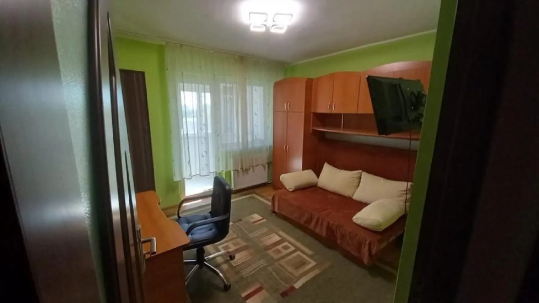 Apartament 2 camere, 2 balcoane, M 15 - De vanzare apartament 2 camere, et 7/10 ( 2 lifturi noi), bloc caramida/ BCA, zona foarte linistita, dar totusi aproape de spitalul judetean, piata, scoala Balcescu-Petofi, gradinita nr 13, magazine, farmacii, statii de autobuz. 

- 2 camere decomandate 
- 2 balcoane 
- geamuri termopan, jaluzele, plase de insecte
- centrala, aer conditionat
- mobilat si utilat- imediat ocupabil
Pret 63 000 euro