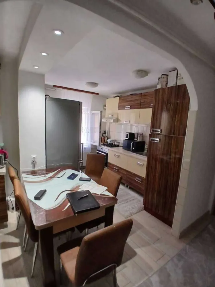 BRASADAS vinde ap 3 cam etaj 2/4 in Micro 16. - Agenția imobiliara BRASADAS vinde apartamentul situat la etajul 2 al unui bloc cu 4 etaje in cartierul micro 16 pe strada Aurora, in spatele magazinului Lebada. Are o suprafata utila de 70 mp ( cuprins balconul ) este semidecomandat si luminos, se situeaza pe mijlocul blocului generand costuri mici la intretinere iarna. Scara blocului este curata si prevazuta cu interfon si usa termopan. Blocul este izolat termic, zona foarte linistita. Apartamentul detine si un beci de 12 mp.
Compartimentare: hol, dormitor, bucatarie, sufragerie, hol, dormitor. Din sufragerie se iese pe un balcon deschis.

Dotari: centrala termica cu circuit din cupru, gresie, faianta, parchet din lemn masiv de stejar, geamuri termopan cu plase pentru tantari, usi din lemn.

Se vinde nemobilat
Www.brasadas.com.