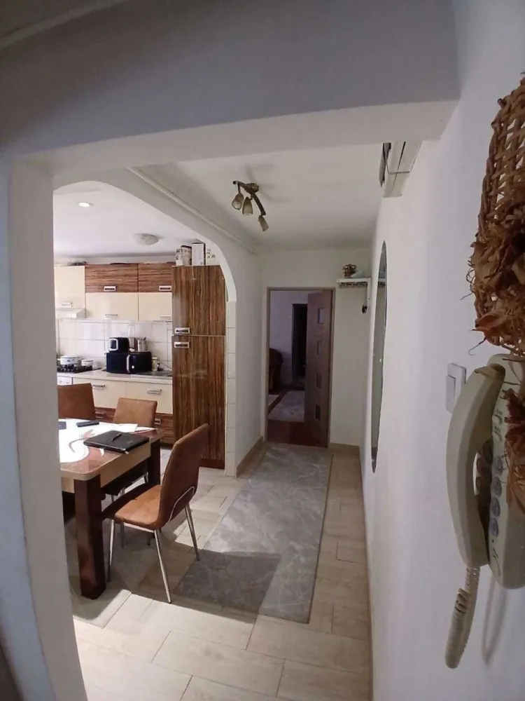 BRASADAS vinde ap 3 cam etaj 2/4 in Micro 16. - Agenția imobiliara BRASADAS vinde apartamentul situat la etajul 2 al unui bloc cu 4 etaje in cartierul micro 16 pe strada Aurora, in spatele magazinului Lebada. Are o suprafata utila de 70 mp ( cuprins balconul ) este semidecomandat si luminos, se situeaza pe mijlocul blocului generand costuri mici la intretinere iarna. Scara blocului este curata si prevazuta cu interfon si usa termopan. Blocul este izolat termic, zona foarte linistita. Apartamentul detine si un beci de 12 mp.
Compartimentare: hol, dormitor, bucatarie, sufragerie, hol, dormitor. Din sufragerie se iese pe un balcon deschis.

Dotari: centrala termica cu circuit din cupru, gresie, faianta, parchet din lemn masiv de stejar, geamuri termopan cu plase pentru tantari, usi din lemn.

Se vinde nemobilat
Www.brasadas.com.