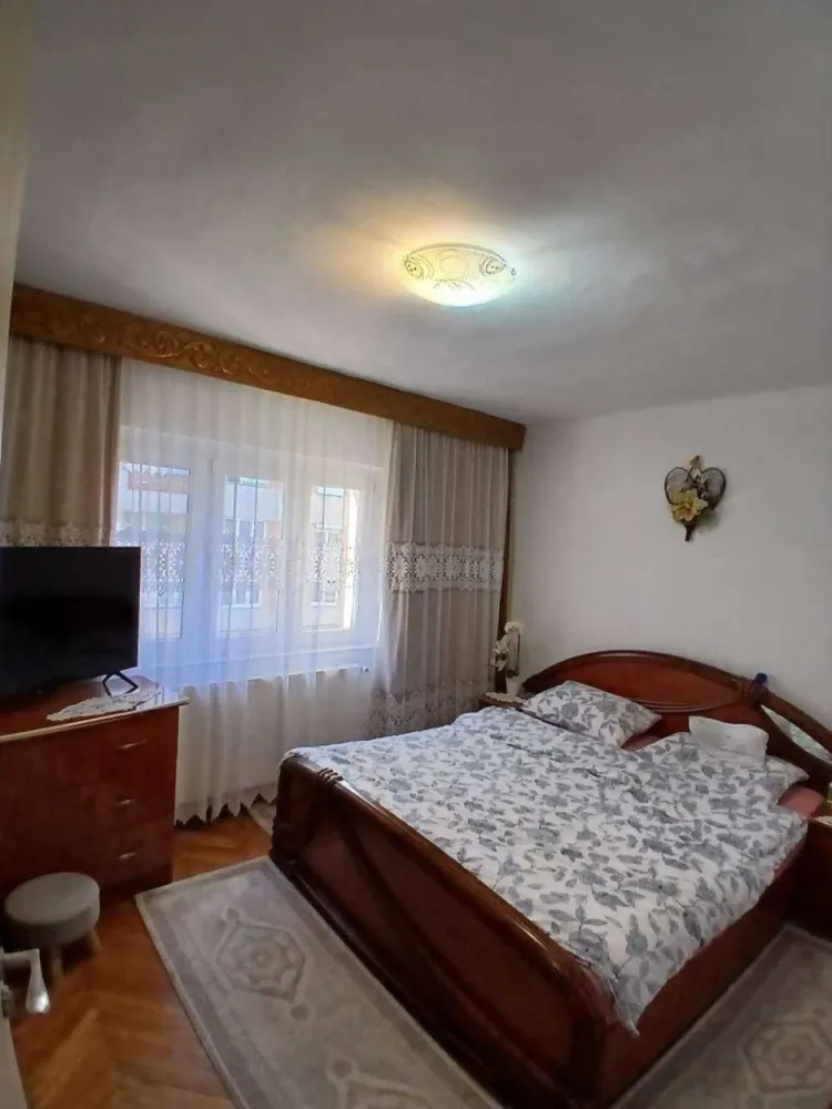 BRASADAS vinde ap 3 cam etaj 2/4 in Micro 16. - Agenția imobiliara BRASADAS vinde apartamentul situat la etajul 2 al unui bloc cu 4 etaje in cartierul micro 16 pe strada Aurora, in spatele magazinului Lebada. Are o suprafata utila de 70 mp ( cuprins balconul ) este semidecomandat si luminos, se situeaza pe mijlocul blocului generand costuri mici la intretinere iarna. Scara blocului este curata si prevazuta cu interfon si usa termopan. Blocul este izolat termic, zona foarte linistita. Apartamentul detine si un beci de 12 mp.
Compartimentare: hol, dormitor, bucatarie, sufragerie, hol, dormitor. Din sufragerie se iese pe un balcon deschis.

Dotari: centrala termica cu circuit din cupru, gresie, faianta, parchet din lemn masiv de stejar, geamuri termopan cu plase pentru tantari, usi din lemn.

Se vinde nemobilat
Www.brasadas.com.